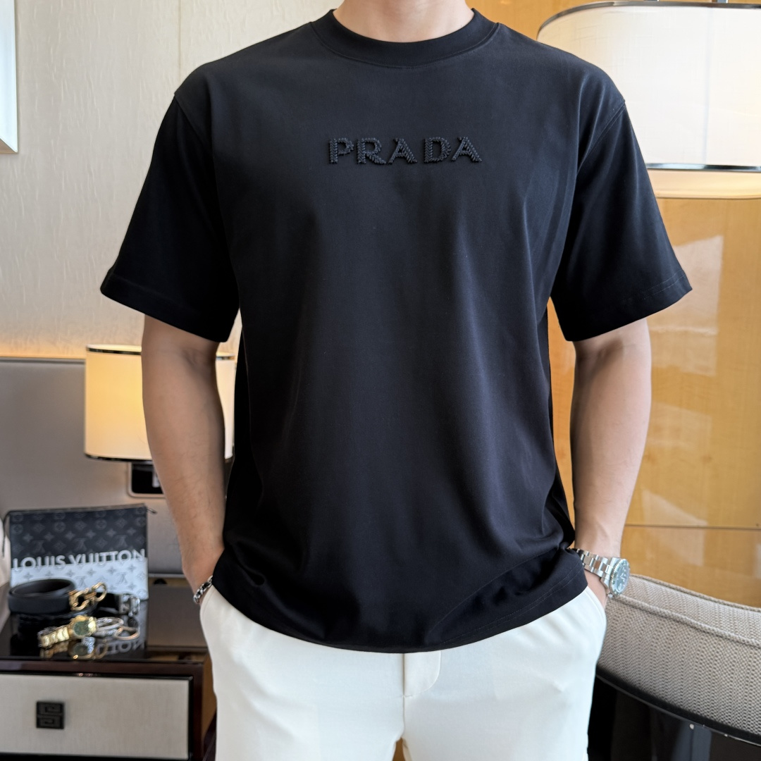 NO:757654,Prada - 2026 Year of the Horse spring and summer new men's wide-edition short-sleeved T-shirt, urban casual style, a highly designed item, top-grade foreign merchants provide customized cotton fabrics, extremely comfortable and breathable, positive skin-friendly, subverting the comfort experience brought by traditional fabrics, exquisite craftsmanship and accessories. The brand LOGO pattern on the chest is made with unique craftsmanship, with strong style. Original tailoring, meticulous detail processing better highlights its quality. Loose size M-3XL  The maximum weight you can wear!  ,,prada,T-shirt,tees,t-shirt,19860909普拉达 - 2026马年春夏新款男士阔版短袖T恤,都市休闲风格,极具设计感的一款单品,顶级外商客供定制棉面料,上手极微舒适透气,亲肤性积极,颠覆传统面料所带来的舒适体验,工艺辅料考究.胸前品牌LOGO图案以独特工艺制作而成,风格性极强.原版剪裁,一丝不苟细节处理更佳彰显其品质.宽松尺码M-3XL 最大可穿斤！,,prada,T-shirt,tees，t-shirt,,Men's clothing