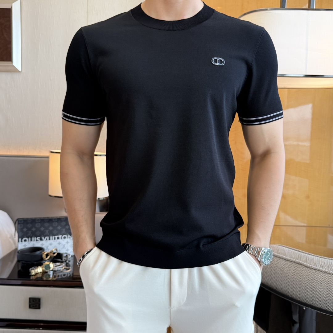 NO:846080,Dior - 2026ss Year of the Horse Spring and Summer's latest hot-selling boutique knitted short-sleeved T-shirt, made of custom imported soft Yilite fabrics, embellished with fashionable big-name element logos, breathable fabrics, delicate and soft texture, cool and smooth against the body. Moisture-wicking, simple and elegant yet fashionable, three-dimensional tailoring, super stylish upper body!  A must-have for fashionistas, sizes M-3XL, can be worn up to 190 pounds!  ,,dior,T-shirt,tees,t-shirt,19860909迪奥 - 2026ss马年春夏最新大爆款精品针织短袖T恤,定制进口轻柔伊力特面料,时尚大牌元素logo点缀,会呼吸的面料,质感细腻柔软,贴身冰爽顺滑.吸湿排汗,简约大方又不失时尚,版型立体裁剪,上身超有型！时尚潮人必备款 尺码M-3XL 最大可穿可穿190斤！,,dior,T-shirt,tees，t-shirt,,Men's clothing