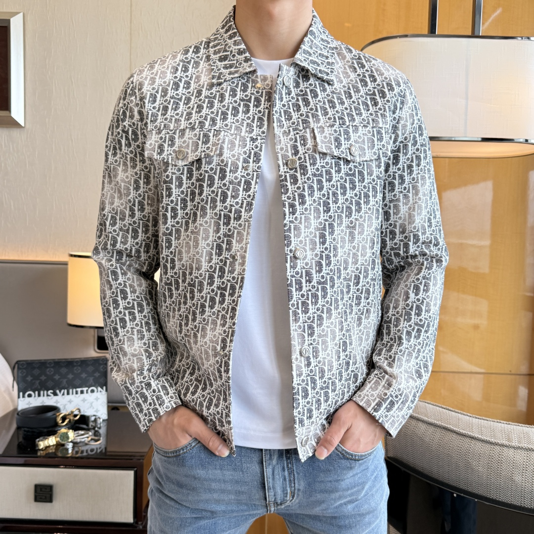 NO:760608,Dior - 2026ss Year of the Horse Spring Jacket, customized with high-quality polyester fiber fabric!  Logo design with top fashion big-name elements, complete with three standards!  Original hardware accessories, smooth lines, exquisite craftsmanship, awesome upper body shape, comfortable fabrics, windproof and warm, it is very fashionable, handsome and a must-have for casual and fashionable men with any combination!  Sizes M-3XL can fit up to 190 pounds!  ,,dior,jackets & coats,jackets & coats,19860909迪奥 - 2026ss马年贺岁款春装夹克外套,定制高品质聚酯纤维面料！顶级时尚大牌元素logo设计,三标齐全！原版五金辅料,线条流畅,工艺精致,上身版型超赞,面料舒适,挡风保暖,随意搭配都非常时尚帅气休闲时尚男仕必备款哦！尺码M-3XL 最大穿190斤！,,dior,jackets & coats,jackets & coats,,Men's clothing