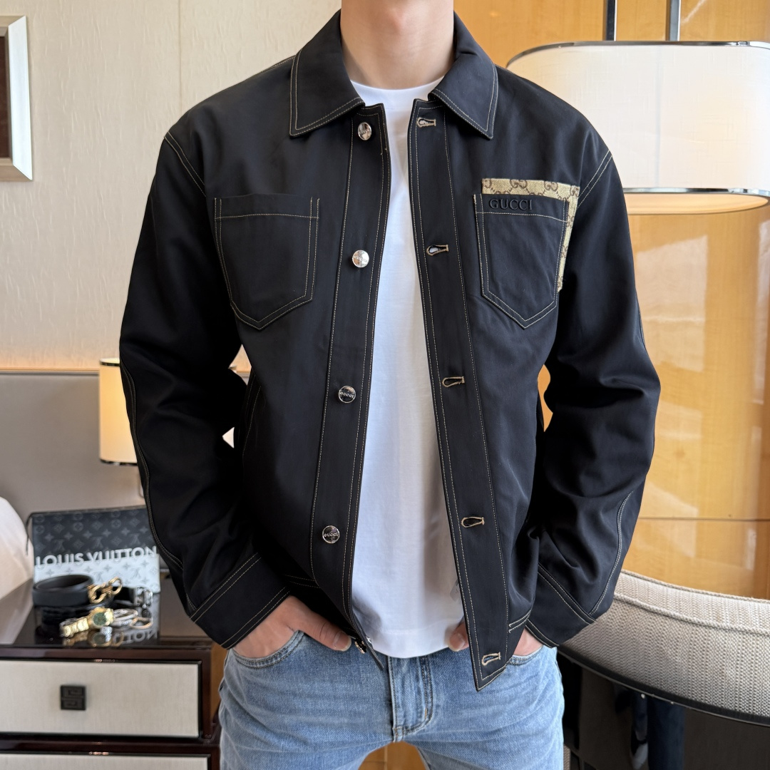 NO:760614,Gucci - 2026ss Year of the Horse Spring Jacket, customized with high-quality polyester fiber fabric!  Logo design with top fashion big-name elements, complete with three standards!  Original hardware accessories, smooth lines, exquisite craftsmanship, awesome upper body shape, comfortable fabrics, windproof and warm, it is very fashionable, handsome and a must-have for casual and fashionable men with any combination!  Sizes M-3XL can fit up to 190 pounds!  ,,jackets & coats,jackets & coats,19860909古奇 - 2026ss马年贺岁款春装夹克外套,定制高品质聚酯纤维面料！顶级时尚大牌元素logo设计,三标齐全！原版五金辅料,线条流畅,工艺精致,上身版型超赞,面料舒适,挡风保暖,随意搭配都非常时尚帅气休闲时尚男仕必备款哦！尺码M-3XL 最大穿190斤！,,jackets & coats,jackets & coats,,Men's clothing