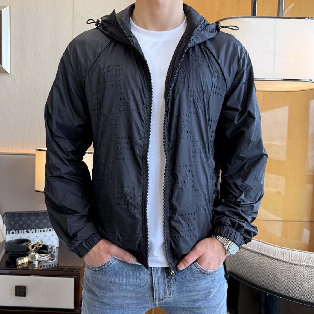 NO:760621,LV - 2026ss Year of the Horse Spring Jacket, customized with high-quality polyester fiber fabric!  Logo design with top fashion big-name elements, complete with three standards!  Original hardware accessories, smooth lines, exquisite craftsmanship, awesome upper body shape, comfortable fabrics, windproof and warm, it is very fashionable, handsome and a must-have for casual and fashionable men with any combination!  Sizes M-3XL can fit up to 190 pounds!  ,,louis vuitton,jackets & coats,jackets & coats,19860909LV - 2026ss马年贺岁款春装夹克外套,定制高品质聚酯纤维面料！顶级时尚大牌元素logo设计,三标齐全！原版五金辅料,线条流畅,工艺精致,上身版型超赞,面料舒适,挡风保暖,随意搭配都非常时尚帅气休闲时尚男仕必备款哦！尺码M-3XL 最大穿190斤！,,louis vuitton,jackets & coats,jackets & coats,,Men's clothing