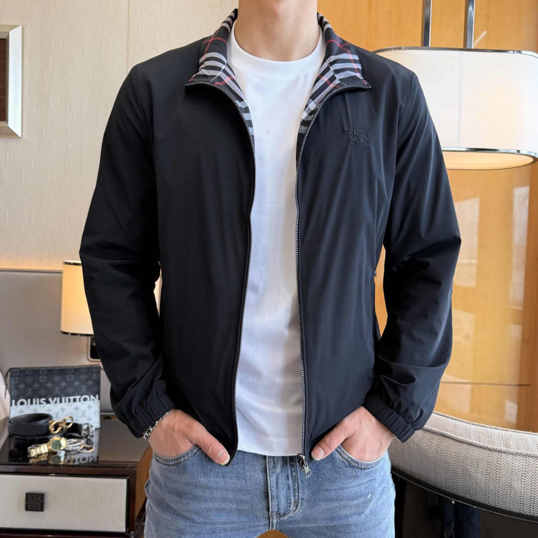 NO:757689,Burberry - 2026ss Year of the Horse Spring Reversible Jacket, customized with high-quality polyester fiber fabric!  Logo design with top fashion big-name elements, complete with three standards!  Original hardware accessories, smooth lines, exquisite craftsmanship, awesome upper body shape, comfortable fabrics, windproof and warm, it is very fashionable, handsome and a must-have for casual and fashionable men with any combination!  Sizes M-3XL, maximum weight!  ,,burberry,jackets & coats,jackets & coats,19860909巴宝莉 - 2026ss马年贺岁款春装双面穿夹克外套,定制高品质聚酯纤维面料！顶级时尚大牌元素logo设计,三标齐全！原版五金辅料,线条流畅,工艺精致,上身版型超赞,面料舒适,挡风保暖,随意搭配都非常时尚帅气休闲时尚男仕必备款哦！尺码M-3XL 最大穿斤！,,burberry,jackets & coats,jackets & coats,,Men's clothing