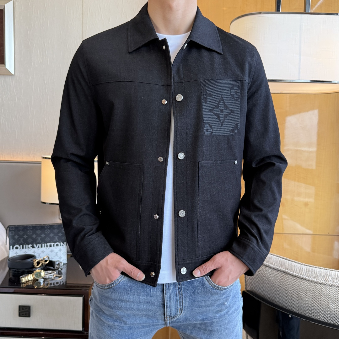 NO:757695,LV - 2026ss Year of the Horse Spring Jacket, customized with high-quality polyester fiber fabric!  Logo design with top fashion big-name elements, complete with three standards!  Original hardware accessories, smooth lines, exquisite craftsmanship, awesome upper body shape, comfortable fabrics, windproof and warm, it is very fashionable, handsome and a must-have for casual and fashionable men with any combination!  Sizes M-3XL, maximum weight!  ,,louis vuitton,jackets & coats,jackets & coats,19860909LV - 2026ss马年贺岁款春装夹克外套,定制高品质聚酯纤维面料！顶级时尚大牌元素logo设计,三标齐全！原版五金辅料,线条流畅,工艺精致,上身版型超赞,面料舒适,挡风保暖,随意搭配都非常时尚帅气休闲时尚男仕必备款哦！尺码M-3XL 最大穿斤！,,louis vuitton,jackets & coats,jackets & coats,,Men's clothing