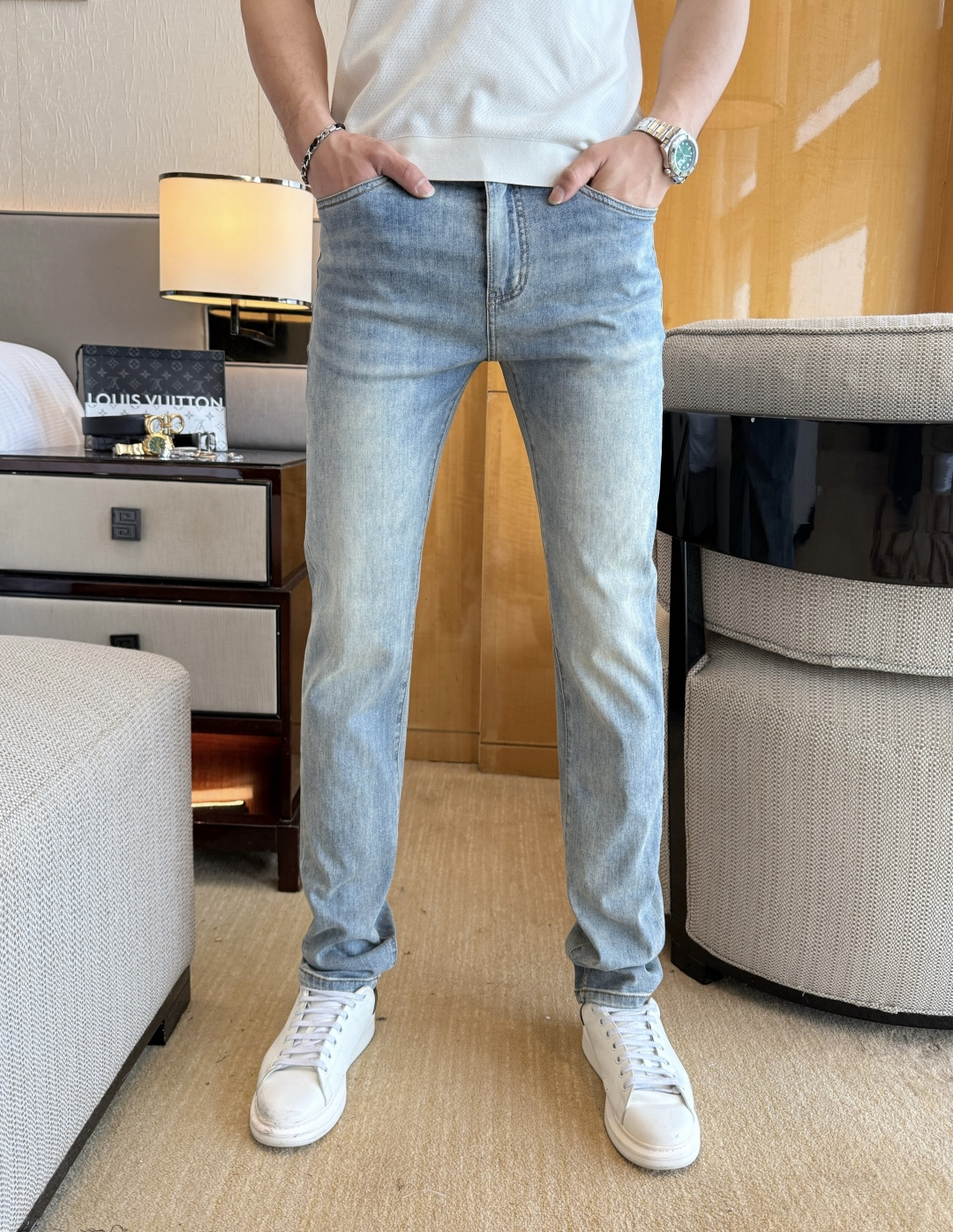 NO:760594,Dior - 2026ss hot spring and summer jeans for the Year of the Horse. Made from original 1:1, perfect for daily essentials, simple and stylish, custom imported denim fabric, heavy washing process, complex workmanship and exquisite craftsmanship. Easily cater to the needs of the four seasons, soft and elastic to the touch, smooth and neat, original accessories and hardware, comfortable upper body, very easy to wear and durable, size 29-38,, dior, jeans,19860909迪奥 - 2026ss马年春夏大爆款牛仔裤.原单1:1制作,日常必备的完美之选,简单大气亦时尚有型,定制进口丹宁面料 ,重工洗水工艺,做工复杂工艺精湛.轻松迎合四季需要,手感柔软带弹力,流畅利落,原版辅料五金,上身舒适非常易搭耐看码数29-38,,dior,jeans,,Men's clothing