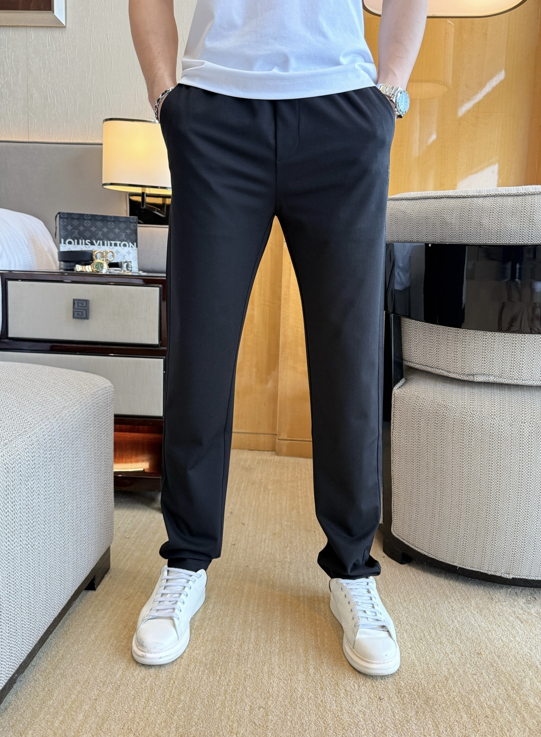 NO:760562,Paul - 2026ss Year of the Horse spring and summer counters are simultaneously popular casual pants. This season's must-have versatile style, the upper body is extremely outstanding, super versatile style, the original version is reproduced 1:1, complete with three standards!  The counter is designed with the latest fashion elements, imported custom-woven high-quality European cotton fabrics, with super good styles, a must-have for casual fashion!  Highly recommended, sizes 29-38,19860909保罗 - 2026ss马年春夏专柜同步大爆款休闲裤,本季必入百搭款式,上身极为出挑,超级百搭款 ,原版1:1复刻,三标齐全！专柜最新时尚元素设计,进口定织高品质欧棉面料,版型超好,休闲时尚必备！强烈推荐款 尺码 29-38,,,Men's clothing