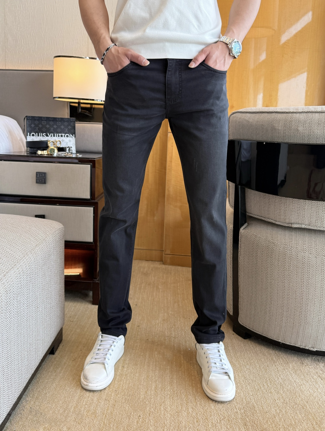 NO:760587,Ysl- 2026ss spring and summer hot-selling jeans for the Year of the Horse. Made from original 1:1, perfect for daily necessities, simple and stylish, custom imported denim fabric, heavy washing process, complex workmanship and exquisite craftsmanship. Easily cater to the needs of the four seasons, soft and elastic to the touch, smooth and neat, original accessories and hardware, comfortable upper body, very easy to wear and durable, code number 29-36,, saint laurent, jeans,19860909Ysl- 2026ss马年春夏大爆款牛仔裤.原单1:1制作,日常必备的完美之选,简单大气亦时尚有型,定制进口丹宁面料 ,重工洗水工艺,做工复杂工艺精湛.轻松迎合四季需要,手感柔软带弹力,流畅利落,原版辅料五金,上身舒适非常易搭耐看码数29-36,,saint laurent,jeans,,Men's clothing