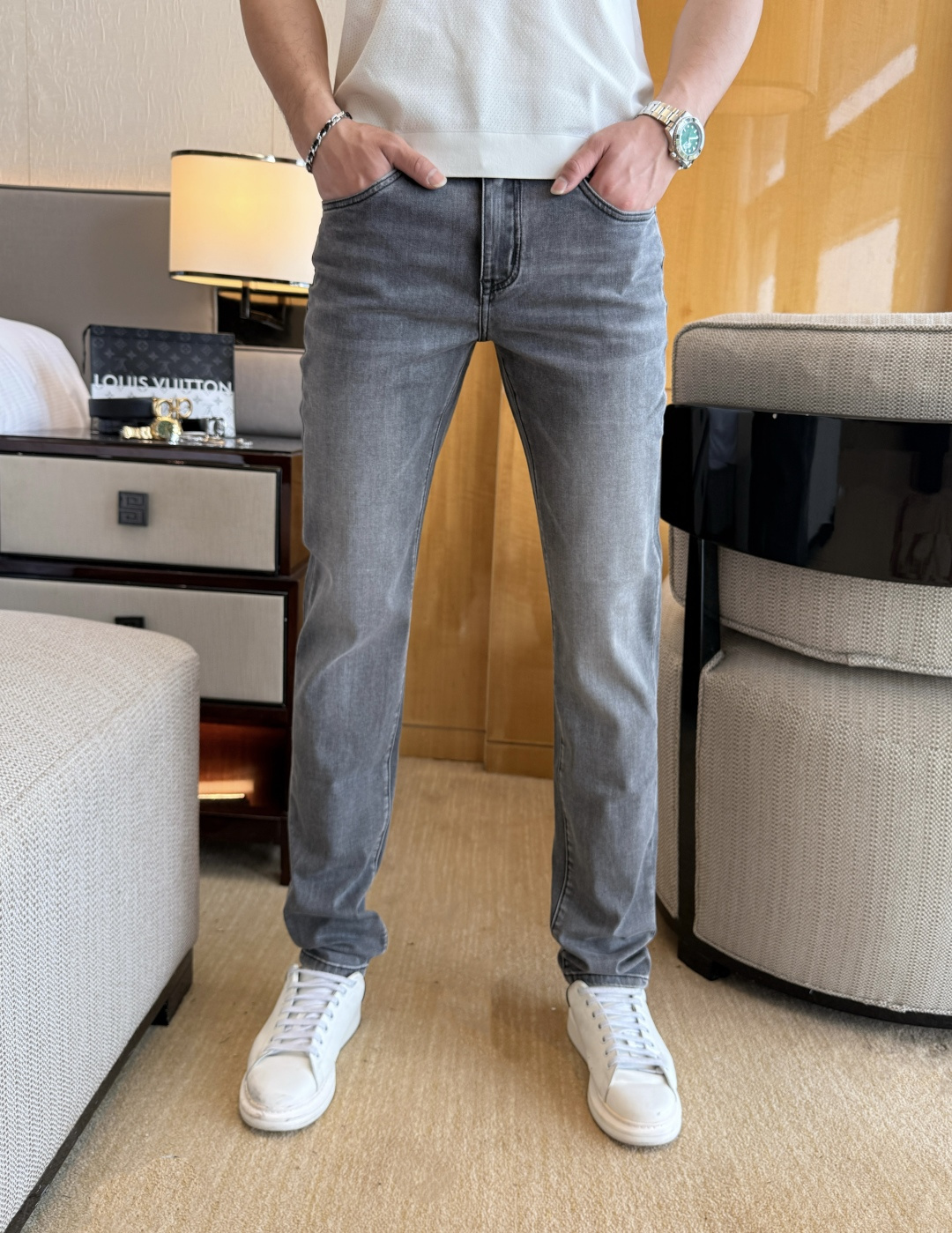 NO:760600,Givenchy - 2026ss Spring and Summer hot-selling jeans for the Year of the Horse. Made from original 1:1, perfect for daily necessities, simple and stylish, custom imported denim fabric, heavy washing process, complex workmanship and exquisite craftsmanship. Easily cater to the needs of the four seasons, soft and elastic to the touch, smooth and neat, original accessories and hardware, comfortable upper body, very easy to wear and durable, size 29-38,,givenchy,jeans,19860909纪梵希 - 2026ss马年春夏大爆款牛仔裤.原单1:1制作,日常必备的完美之选,简单大气亦时尚有型,定制进口丹宁面料 ,重工洗水工艺,做工复杂工艺精湛.轻松迎合四季需要,手感柔软带弹力,流畅利落,原版辅料五金,上身舒适非常易搭耐看码数29-38,,givenchy,jeans,,Men's clothing