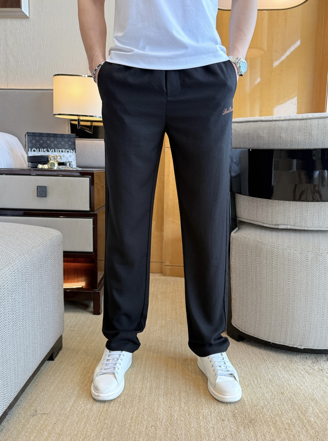 NO:760570,LP Noyo - 2026ss Spring and Summer 2026 Year of the Horse casual pants, a hot trend in counters, a must-have versatile style this season, the upper body is very outstanding, super versatile style, 1:1 replica of the original version, complete with three labels!  The counter is designed with the latest fashion elements, imported custom-woven high-quality European cotton fabrics, with super good styles, a must-have for casual fashion!  Highly recommended size 29-38, loro piana,19860909LP诺悠 - 2026ss马年春夏专柜同步大爆款休闲裤,本季必入百搭款式,上身极为出挑,超级百搭款 ,原版1:1复刻,三标齐全！专柜最新时尚元素设计,进口定织高品质欧棉面料,版型超好,休闲时尚必备！强烈推荐款 尺码 29-38,,loro piana,,Men's clothing