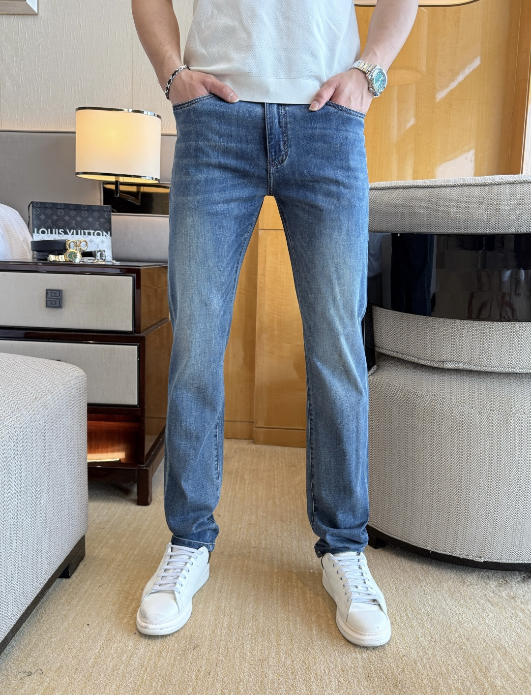 NO:760538,Dior - 2026ss hot spring and summer jeans for the Year of the Horse. Made from original 1:1, perfect for daily essentials, simple and stylish, custom imported denim fabric, heavy washing process, complex workmanship and exquisite craftsmanship. Easily cater to the needs of the four seasons, soft and elastic to the touch, smooth and neat, original accessories and hardware, comfortable upper body, very easy to wear and durable, size 29-38,, dior, jeans,19860909迪奥 - 2026ss马年春夏大爆款牛仔裤.原单1:1制作,日常必备的完美之选,简单大气亦时尚有型,定制进口丹宁面料 ,重工洗水工艺,做工复杂工艺精湛.轻松迎合四季需要,手感柔软带弹力,流畅利落,原版辅料五金,上身舒适非常易搭耐看码数29-38,,dior,jeans,,Men's clothing