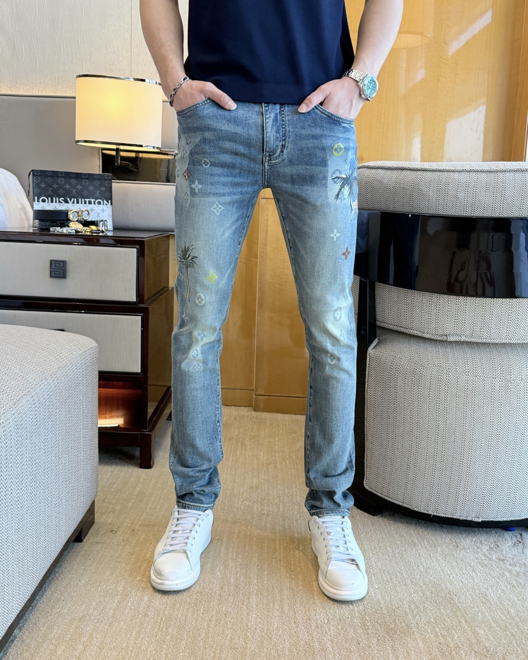 NO:760546,LV - 2026ss spring and summer hot-selling jeans for the Year of the Horse. Made from the original 1:1, the perfect choice for daily necessities, simple and stylish, custom-made imported denim fabric, heavy washing process, complex workmanship and exquisite craftsmanship. Easily cater to the needs of the four seasons, soft and elastic to the touch, smooth and neat, original accessories and hardware, comfortable upper body, very easy to wear and durable, size 29-38,, louis vuitton, jeans,19860909LV - 2026ss马年春夏大爆款牛仔裤.原单1:1制作,日常必备的完美之选,简单大气亦时尚有型,定制进口丹宁面料 ,重工洗水工艺,做工复杂工艺精湛.轻松迎合四季需要,手感柔软带弹力,流畅利落,原版辅料五金,上身舒适非常易搭耐看码数29-38,,louis vuitton,jeans,,Men's clothing