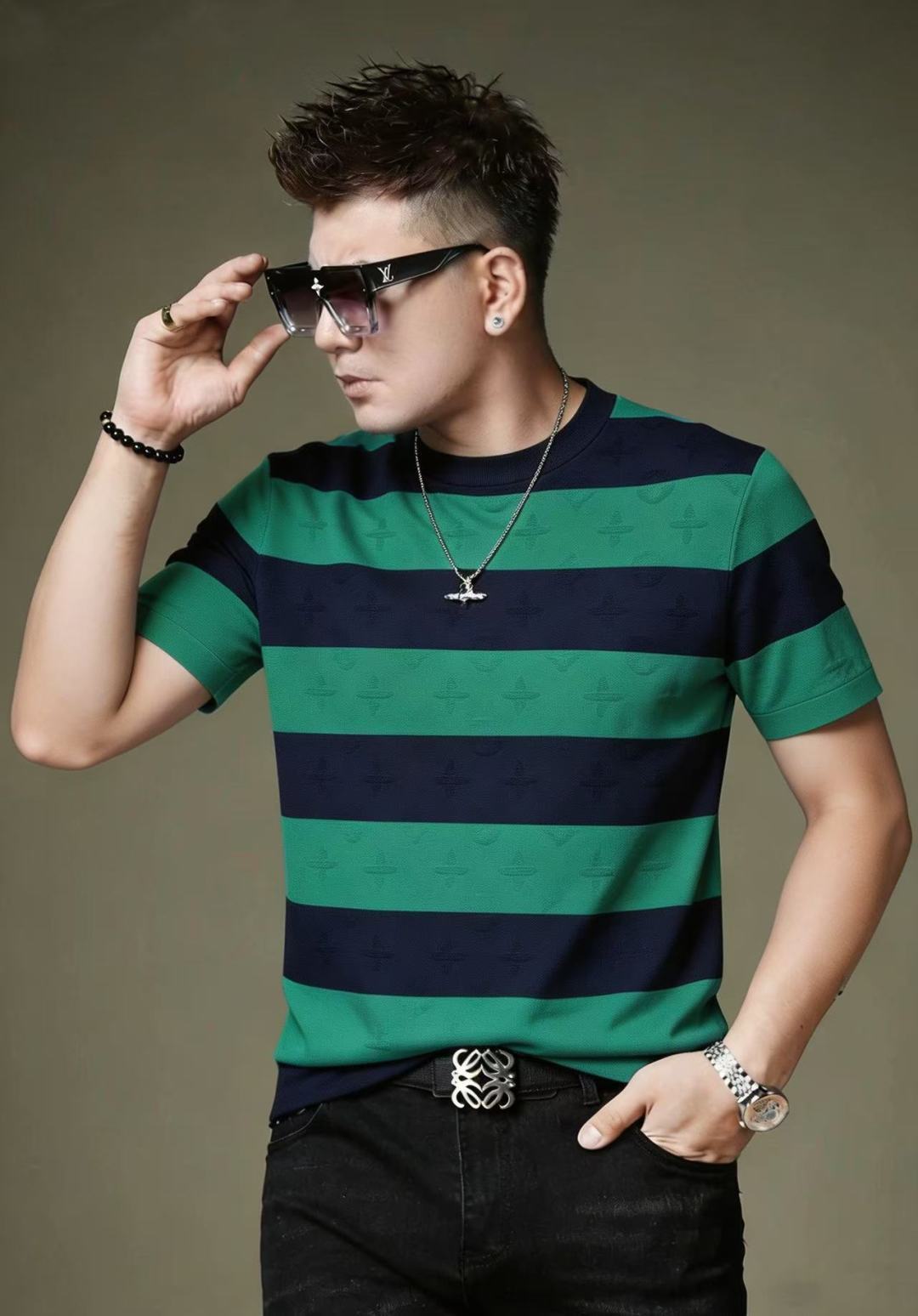 NO:746424,LV - 2026ss Year of the Horse spring and summer latest hot style high-quality knitted short-sleeved T-shirt, custom-made imported soft Yilite fabric, embellished with fashionable big-name element logos, breathable fabric, delicate and soft texture, cool and smooth next to the body. Moisture-wicking, simple and elegant yet fashionable, three-dimensional tailoring, super stylish upper body!  A must-have for fashionistas, sizes M-3XL, can be worn up to 190 pounds!  ,,louis vuitton,T-shirt,tees,t-shirt,19860909LV - 2026ss马年春夏最新大爆款精品针织短袖T恤,定制进口轻柔伊力特面料,时尚大牌元素logo点缀,会呼吸的面料,质感细腻柔软,贴身冰爽顺滑.吸湿排汗,简约大方又不失时尚,版型立体裁剪,上身超有型！时尚潮人必备款 尺码M-3XL 最大可穿可穿190斤！,,louis vuitton,T-shirt,tees，t-shirt,,Men's clothing