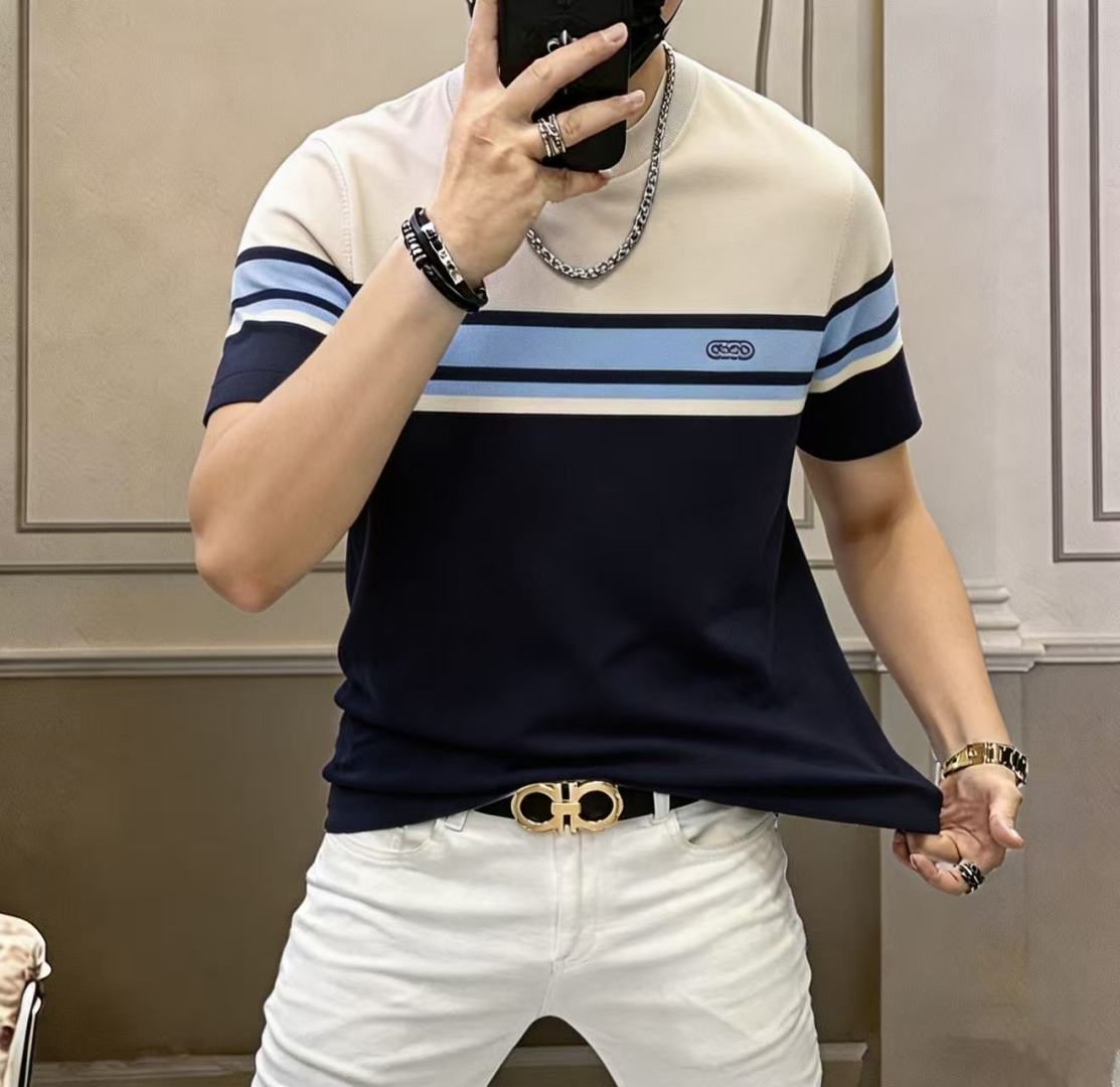 NO:746426,Gucci - 2026ss Year of the Horse Spring and Summer's latest hot-selling high-quality knitted short-sleeved T-shirt, customized imported soft Yilite fabric, embellished with fashionable big-name element logos, breathable fabric, delicate and soft texture, cool and smooth against the body. Moisture-wicking, simple and generous yet fashionable, three-dimensional tailoring, super stylish upper body!  A must-have for fashionistas, sizes M-3XL, can be worn up to 190 pounds!  ,,T-shirt,tees,t-shirt,19860909古奇 - 2026ss马年春夏最新大爆款精品针织短袖T恤,定制进口轻柔伊力特面料,时尚大牌元素logo点缀,会呼吸的面料,质感细腻柔软,贴身冰爽顺滑.吸湿排汗,简约大方又不失时尚,版型立体裁剪,上身超有型！时尚潮人必备款 尺码M-3XL 最大可穿可穿190斤！,,T-shirt,tees，t-shirt,,Men's clothing