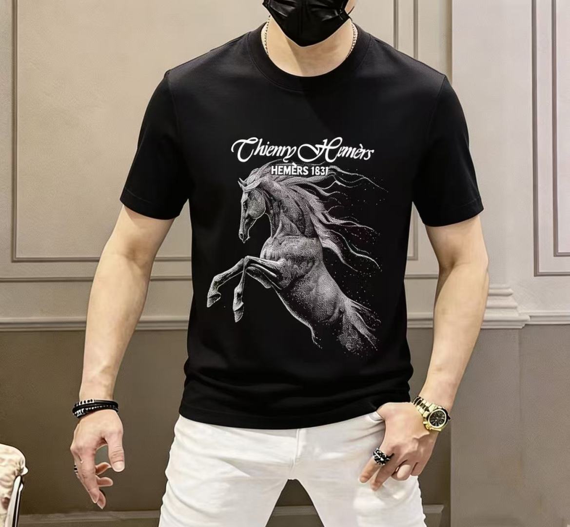 NO:746432,Hermès - 2026ss Year of the Horse Spring and Summer high-quality short-sleeved T-shirts. Official website synchronization. High-end quality. Customized top-grade mercerized cotton fabric, 1:1 production by top manufacturers, fashionable brand heavy craftsmanship logo design, soft and delicate feel. Skin-friendly and comfortable to wear. Versatile and casual. The upper body is very good. Handsome. A must-have for trendy men. Sizes M-3XL. Maximum weight can be worn!  ,,hermes,T-shirt,tees,t-shirt,19860909爱玛仕- 2026ss马年贺岁款春夏精品短袖T恤 官网同步 高端品质 定制顶级丝光棉面料,顶级大厂1:1制作,时尚大牌重工艺logo设计,手感柔软细腻 穿着亲肤舒适 百搭休闲 上身非常赞 帅气 潮男必备品 尺码M-3XL 最大可穿斤！,,hermes,T-shirt,tees，t-shirt,,Men's clothing