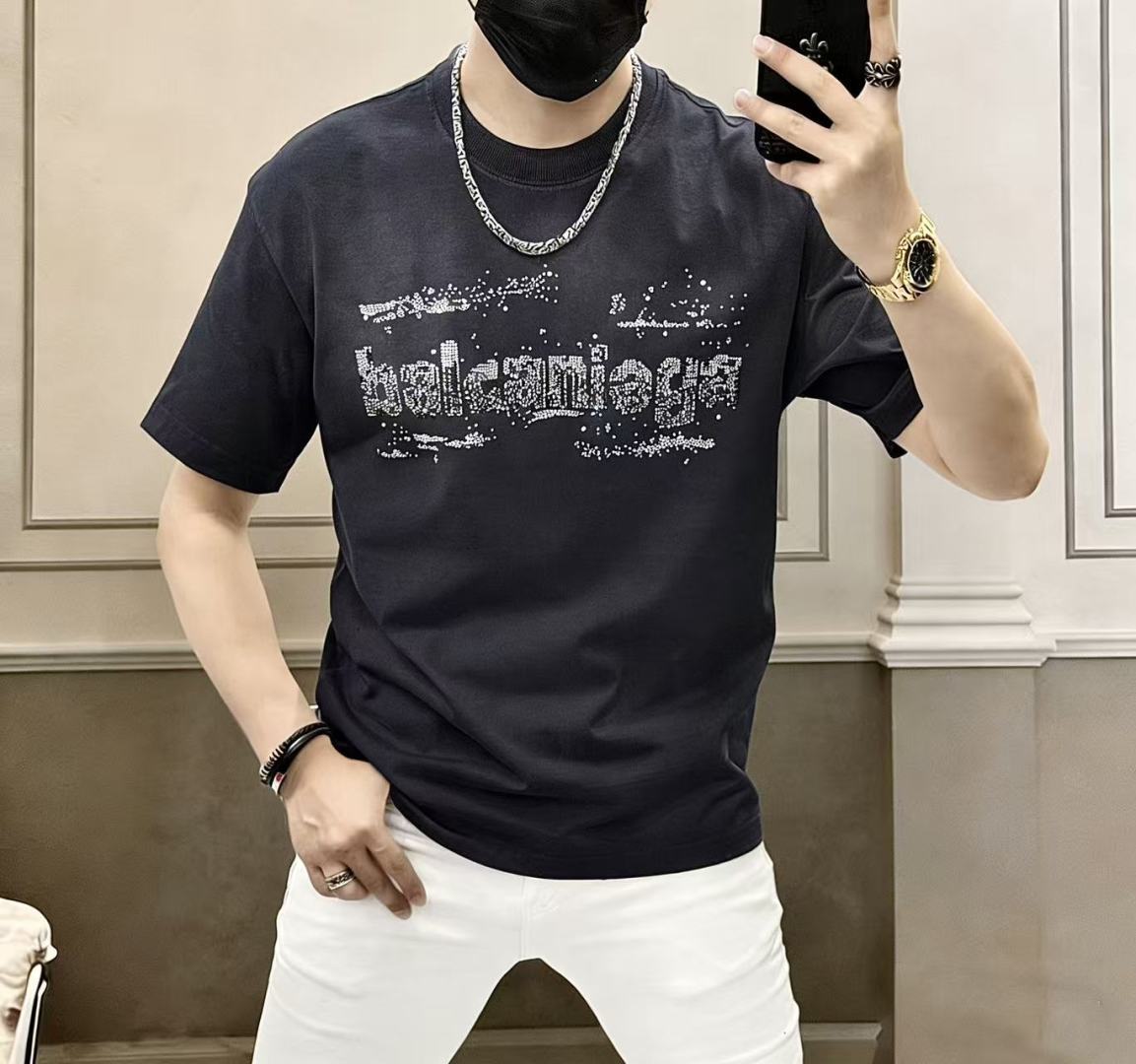 NO:760572,Balenciaga - 2026 Year of the Horse spring and summer new men's wide-edition short-sleeved T-shirt, urban casual style, a very design item, top-grade foreign merchants provide customized cotton fabrics, extremely comfortable and breathable, positive skin-friendly, subverting the comfort experience brought by traditional fabrics, exquisite craftsmanship and accessories. The brand LOGO pattern on the chest is made with unique craftsmanship, with strong style. Original tailoring, meticulous detail processing better highlights its quality. Loose size M-3XL  Can wear up to 220 pounds!  ,,balenciaga,T-shirt,tees,t-shirt,19860909巴黎世家 - 2026马年春夏新款男士阔版短袖T恤,都市休闲风格,极具设计感的一款单品,顶级外商客供定制棉面料,上手极微舒适透气,亲肤性积极,颠覆传统面料所带来的舒适体验,工艺辅料考究.胸前品牌LOGO图案以独特工艺制作而成,风格性极强.原版剪裁,一丝不苟细节处理更佳彰显其品质.宽松尺码M-3XL 最大可穿220斤！,,balenciaga,T-shirt,tees，t-shirt,,Men's clothing