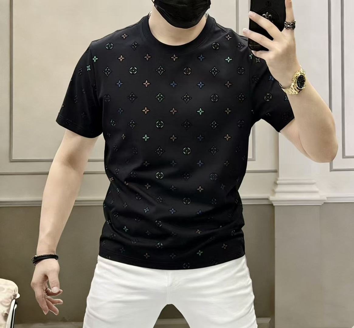 NO:760580,LV- 2026ss Spring and Summer New Year of the Horse’s latest high-quality knitted short-sleeved T-shirt, made of customized imported soft Yilite fabric, embellished with fashionable big-name element logos, breathable fabric, delicate and soft texture, cool and smooth against the body. Moisture-wicking, simple and elegant yet fashionable, three-dimensional tailoring, super stylish upper body!  A must-have for fashionistas, sizes M-3XL, can be worn up to 190 pounds!  ,,louis vuitton,T-shirt,tees,t-shirt,19860909LV- 2026ss马年春夏最新大爆款精品针织短袖T恤,定制进口轻柔伊力特面料,时尚大牌元素logo点缀,会呼吸的面料,质感细腻柔软,贴身冰爽顺滑.吸湿排汗,简约大方又不失时尚,版型立体裁剪,上身超有型！时尚潮人必备款 尺码M-3XL 最大可穿可穿190斤！,,louis vuitton,T-shirt,tees，t-shirt,,Men's clothing