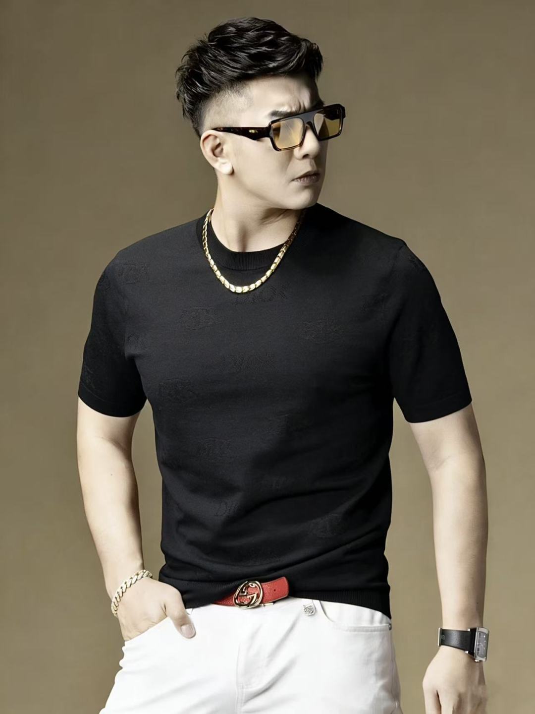 NO:760515,Dior - 2026ss Year of the Horse Spring and Summer's latest hot-selling high-quality knitted short-sleeved T-shirt, made of customized imported soft Yilite fabrics, embellished with fashionable big-name element logos, breathable fabrics, delicate and soft texture, cool and smooth against the body. Moisture-wicking, simple and elegant yet fashionable, three-dimensional tailoring, super stylish upper body!  A must-have for fashionistas, sizes M-3XL, can be worn up to 190 pounds!  ,,dior,T-shirt,tees,t-shirt,19860909迪奥- 2026ss马年春夏最新大爆款精品针织短袖T恤,定制进口轻柔伊力特面料,时尚大牌元素logo点缀,会呼吸的面料,质感细腻柔软,贴身冰爽顺滑.吸湿排汗,简约大方又不失时尚,版型立体裁剪,上身超有型！时尚潮人必备款 尺码M-3XL 最大可穿可穿190斤！,,dior,T-shirt,tees，t-shirt,,Men's clothing