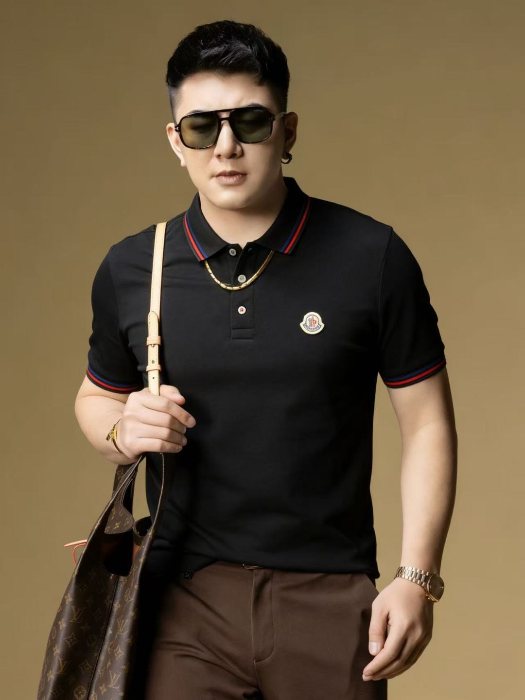 NO:760523,Mouth cover - 2026ss Year of the Horse spring and summer new polo collar short-sleeved series. Selected high-quality double mercerized pique cotton fabric, fashionable big-name element logo design, awesome upper body shape, fine, comfortable and breathable fabric, super good-looking and a must-have for fashionable men with any combination!  Sizes M-3XL can fit up to 200 pounds!  ,,Moncler,T-shirt,19860909蒙口 - 2026ss马年春夏新款polo领短袖系列.精选优质双丝光珠地棉面料,时尚大牌元素logo设计,上身版型超赞,面料细腻舒适透气,随意搭配都超级好看时尚型男必备款哦！尺码M-3XL 最大可穿200斤！,,Moncler,T-shirt,,Men's clothing