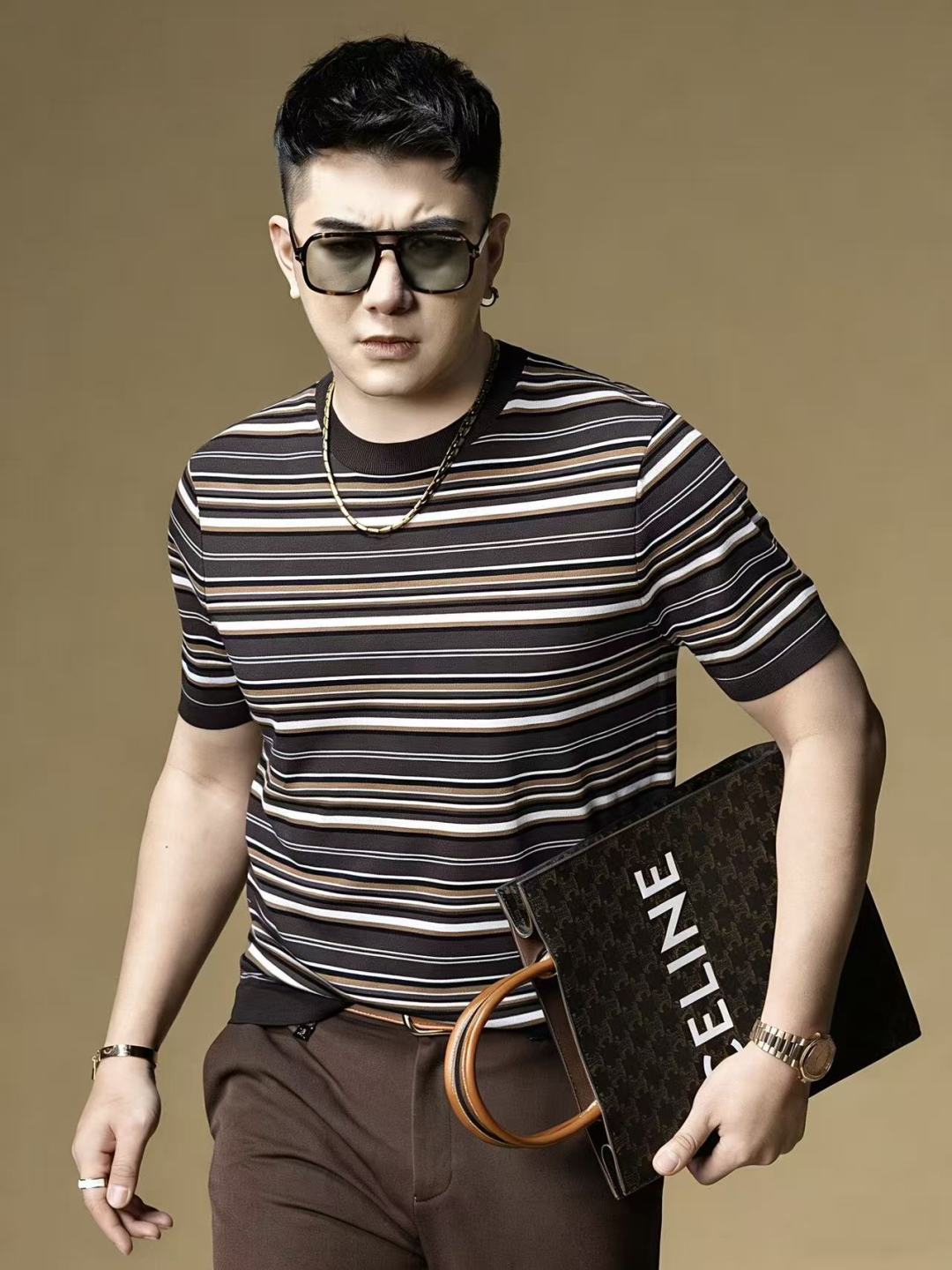 NO:760531,Burberry - 2026ss Year of the Horse Spring and Summer's latest hot-selling boutique knitted short-sleeved T-shirt, custom-made imported soft Yilite fabric, embellished with fashionable big-name element logos, breathable fabric, delicate and soft texture, cool and smooth against the body. Moisture-wicking, simple and elegant yet fashionable, three-dimensional tailoring, super stylish upper body!  A must-have for fashionistas, sizes M-3XL, can be worn up to 190 pounds!  ,,burberry,T-shirt,tees,t-shirt,19860909巴宝莉- 2026ss马年春夏最新大爆款精品针织短袖T恤,定制进口轻柔伊力特面料,时尚大牌元素logo点缀,会呼吸的面料,质感细腻柔软,贴身冰爽顺滑.吸湿排汗,简约大方又不失时尚,版型立体裁剪,上身超有型！时尚潮人必备款 尺码M-3XL 最大可穿可穿190斤！,,burberry,T-shirt,tees，t-shirt,,Men's clothing