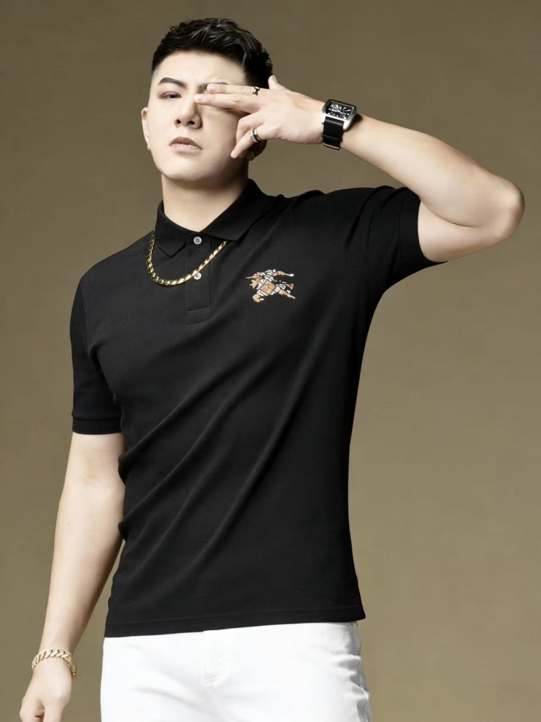 NO:760532,Burberry - 2026ss New Year of the Horse spring and summer new polo collar short-sleeved series. Selected high-quality double mercerized pique cotton fabrics, fashionable big-name element logo design, awesome upper body shape, fine, comfortable and breathable fabrics, super good-looking and a must-have for fashionable men with any combination!  Sizes M-3XL can fit up to 200 pounds!  ,,burberry,T-shirt,19860909巴宝莉 - 2026ss马年春夏新款polo领短袖系列.精选优质双丝光珠地棉面料,时尚大牌元素logo设计,上身版型超赞,面料细腻舒适透气,随意搭配都超级好看时尚型男必备款哦！尺码M-3XL 最大可穿200斤！,,burberry,T-shirt,,Men's clothing