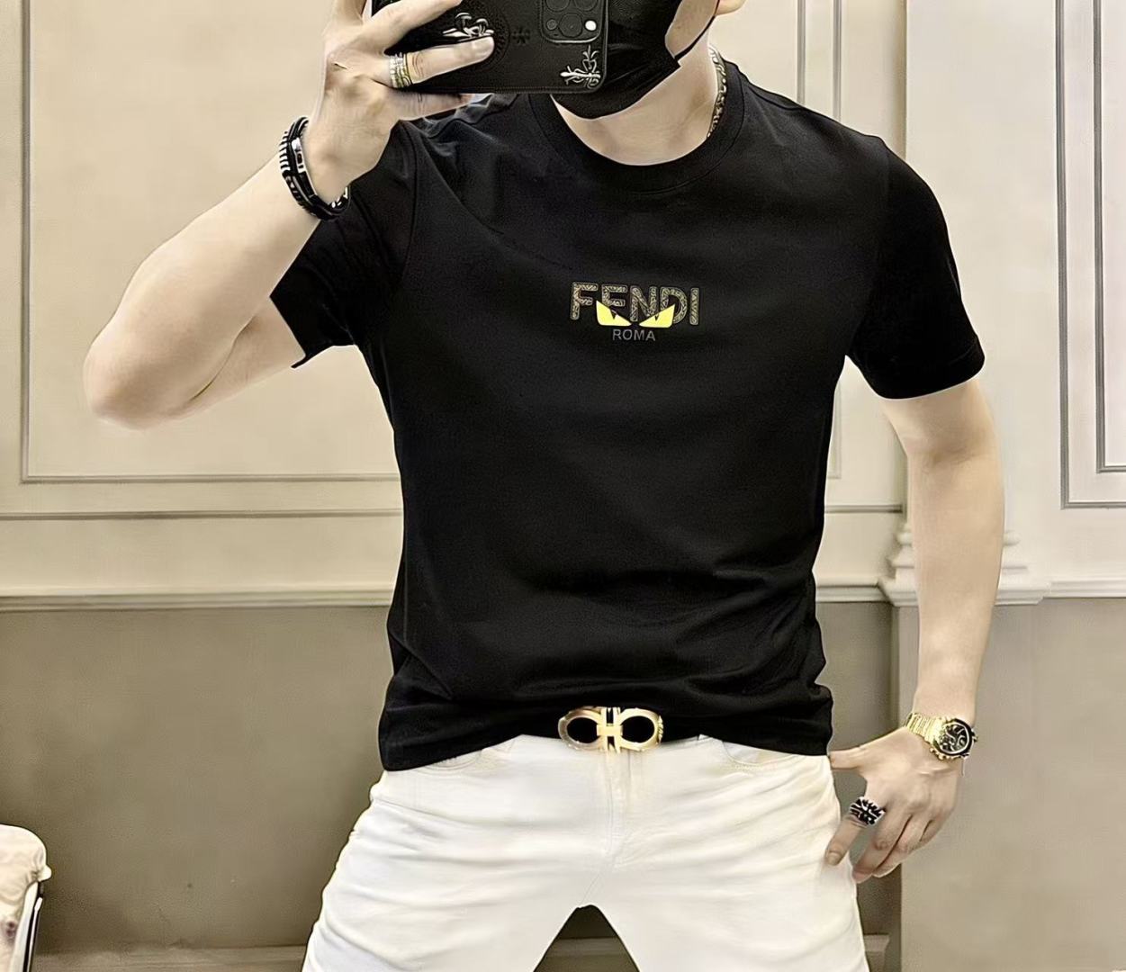 NO:760539,Fendi - 2026ss Spring and Summer high-quality short-sleeved T-shirt for the Year of the Horse, synchronized with the official website, high-end quality, customized top-grade mercerized cotton fabric, 1:1 production by top manufacturers, fashionable brand heavy craftsmanship logo design, soft and delicate feel, skin-friendly and comfortable to wear, versatile and casual, the upper body is very good, handsome, a must-have for trendy men, size M-3XL, can wear up to 200 pounds!  ,,fendi,T-shirt,tees,t-shirt,19860909芬迪 - 2026ss马年贺岁款春夏精品短袖T恤 官网同步 高端品质 定制顶级丝光棉面料,顶级大厂1:1制作,时尚大牌重工艺logo设计,手感柔软细腻 穿着亲肤舒适 百搭休闲 上身非常赞 帅气 潮男必备品 尺码M-3XL 最大可穿200斤！,,fendi,T-shirt,tees，t-shirt,,Men's clothing