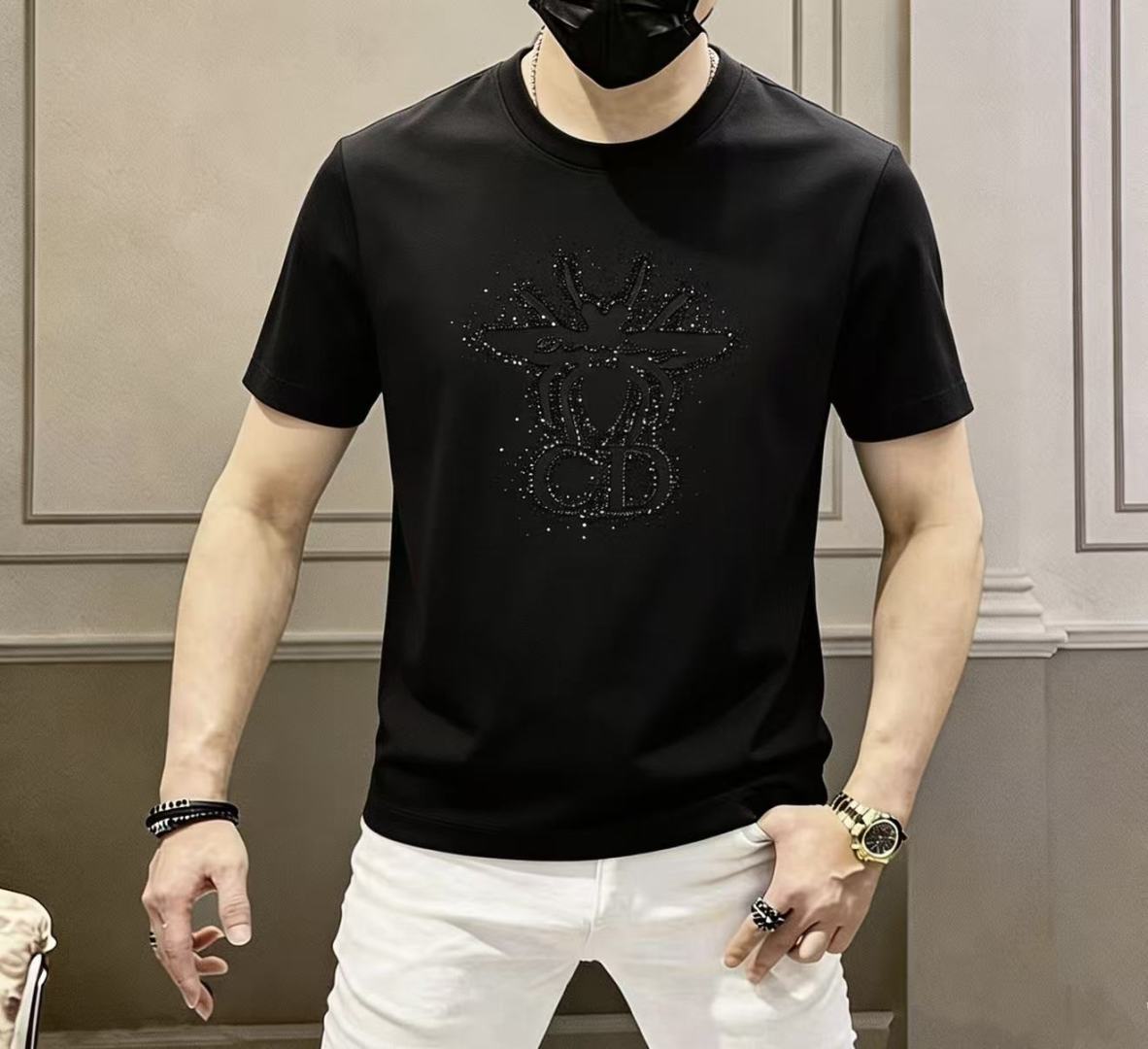 NO:760547,Dior - 2026ss Year of the Horse spring and summer high-quality short-sleeved T-shirt. Official website synchronization. High-end quality. Customized top-grade mercerized cotton fabric, 1:1 production by top manufacturers, fashionable brand heavy craftsmanship logo design, soft and delicate feel. Skin-friendly and comfortable to wear. Versatile and casual. The upper body is very good. Handsome. A must-have for trendy men. Sizes M-3XL. Can wear up to 200 pounds!  ,,dior,T-shirt,tees,t-shirt,19860909迪奥 - 2026ss马年贺岁款春夏精品短袖T恤 官网同步 高端品质 定制顶级丝光棉面料,顶级大厂1:1制作,时尚大牌重工艺logo设计,手感柔软细腻 穿着亲肤舒适 百搭休闲 上身非常赞 帅气 潮男必备品 尺码M-3XL 最大可穿200斤！,,dior,T-shirt,tees，t-shirt,,Men's clothing