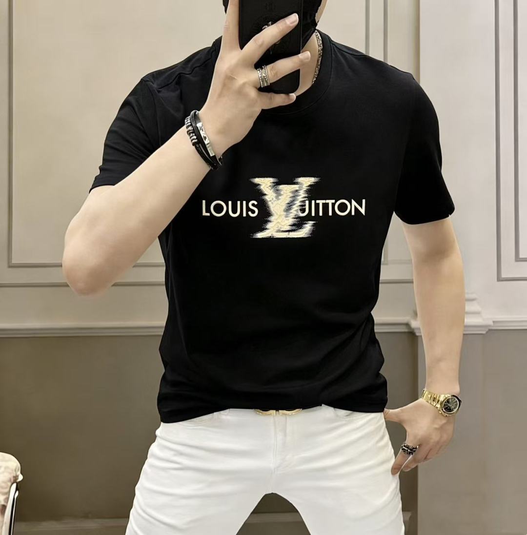 NO:760556,LV - 2026ss Spring and Summer high-quality short-sleeved T-shirt for the Year of the Horse. Official website synchronization. High-end quality. Customized top-grade mercerized cotton fabric, 1:1 production by top manufacturers, fashionable brand heavy craftsmanship logo design, soft and delicate feel. Skin-friendly and comfortable to wear. Versatile and casual. The upper body is very good. Handsome. A must-have for trendy men. Sizes M-3XL. Can wear up to 200 pounds!  ,,louis vuitton,T-shirt,tees,t-shirt,19860909LV - 2026ss马年贺岁款春夏精品短袖T恤 官网同步 高端品质 定制顶级丝光棉面料,顶级大厂1:1制作,时尚大牌重工艺logo设计,手感柔软细腻 穿着亲肤舒适 百搭休闲 上身非常赞 帅气 潮男必备品 尺码M-3XL 最大可穿200斤！,,louis vuitton,T-shirt,tees，t-shirt,,Men's clothing