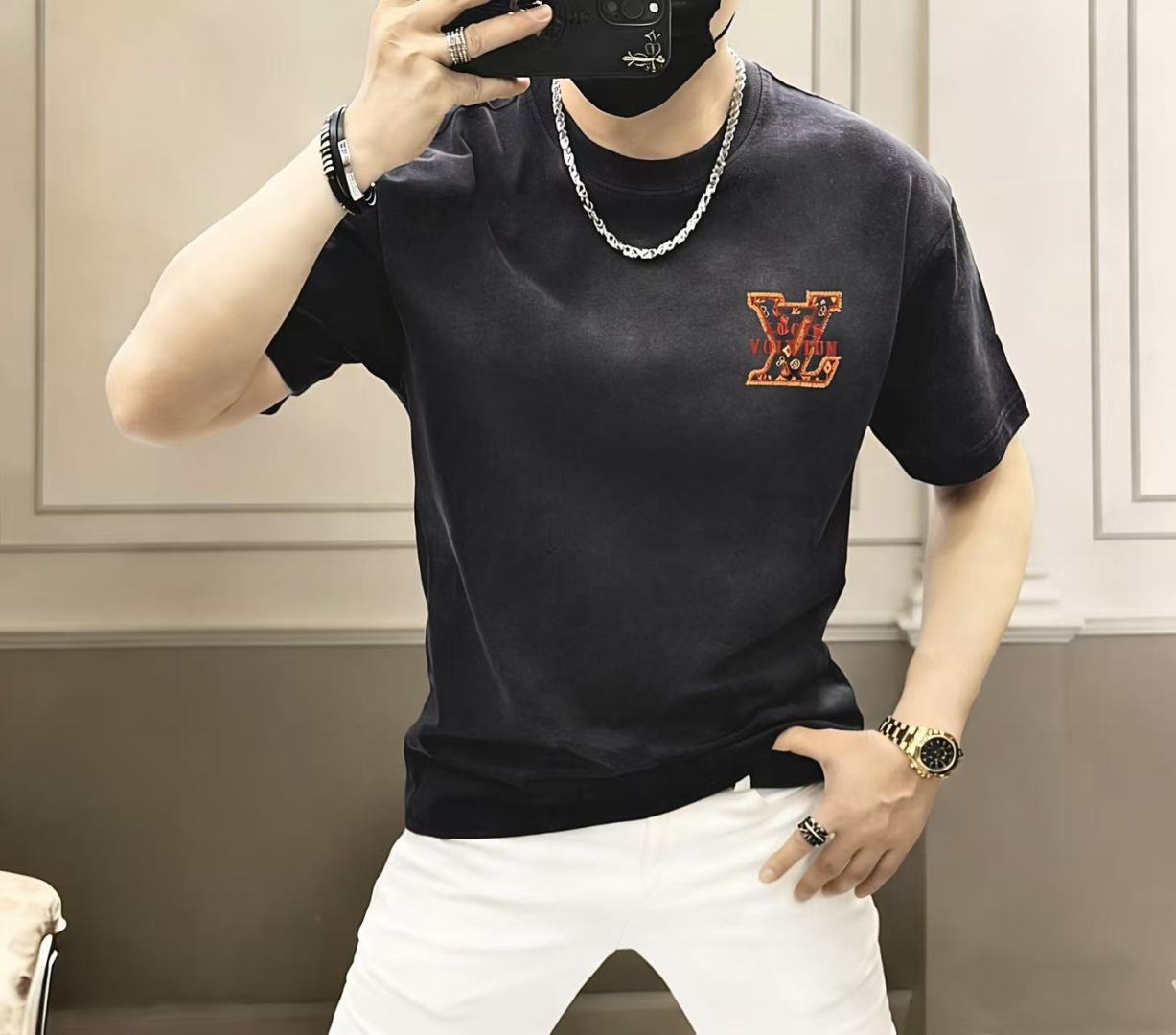 NO:760565,LV - 2026 Year of the Horse spring and summer new men's wide-edition short-sleeved T-shirt, urban casual style, a highly designed item, top-grade foreign merchants provide customized cotton fabrics, extremely comfortable and breathable, positive skin-friendly, subverting the comfort experience brought by traditional fabrics, exquisite craftsmanship and accessories. The brand LOGO pattern on the chest is made with unique craftsmanship, with strong style. Original tailoring, meticulous detail processing better highlights its quality. Loose size M-3XL  Can wear up to 220 pounds!  ,,louis vuitton,T-shirt,tees,t-shirt,19860909LV - 2026马年春夏新款男士阔版短袖T恤,都市休闲风格,极具设计感的一款单品,顶级外商客供定制棉面料,上手极微舒适透气,亲肤性积极,颠覆传统面料所带来的舒适体验,工艺辅料考究.胸前品牌LOGO图案以独特工艺制作而成,风格性极强.原版剪裁,一丝不苟细节处理更佳彰显其品质.宽松尺码M-3XL 最大可穿220斤！,,louis vuitton,T-shirt,tees，t-shirt,,Men's clothing