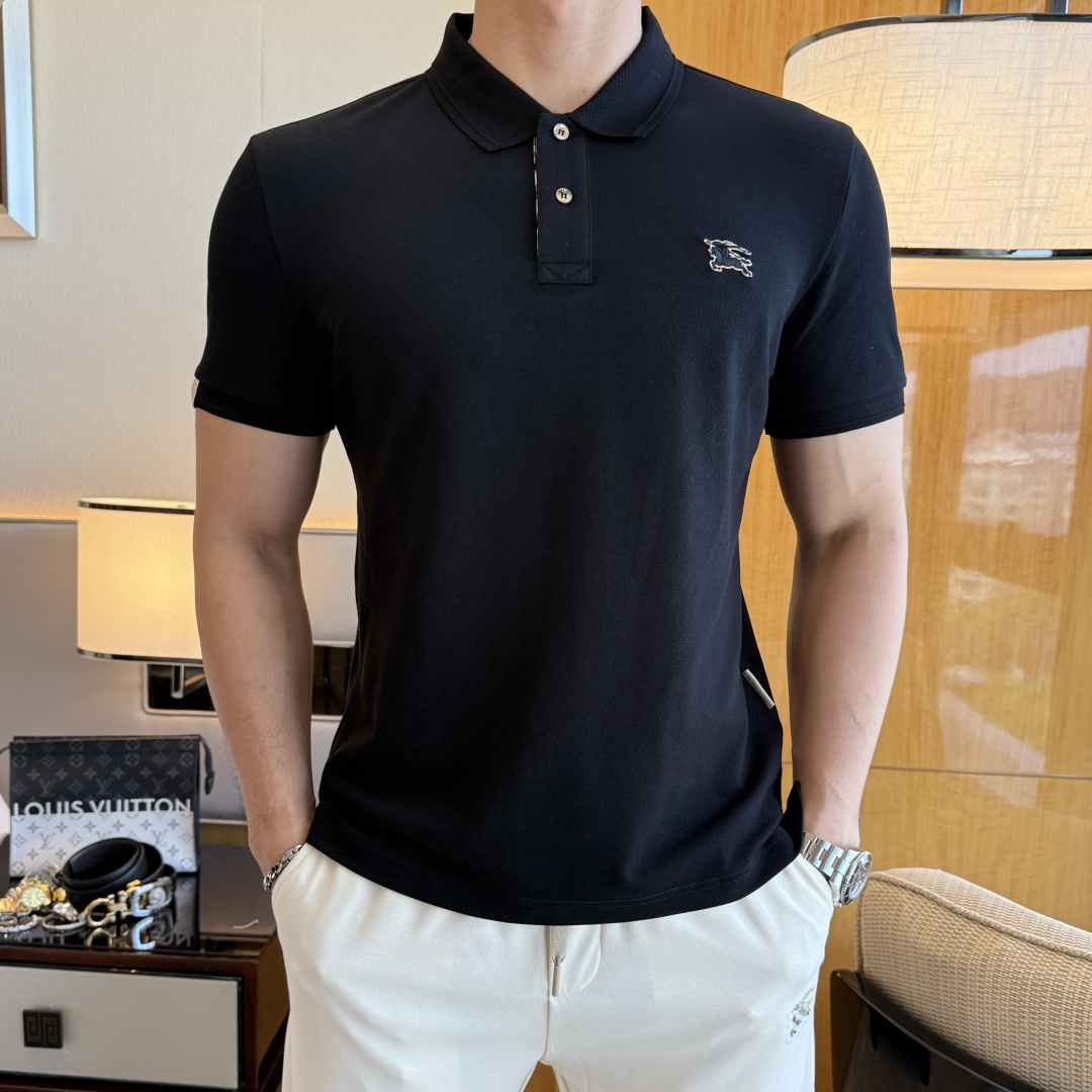 NO:776651,Burberry - 2026ss New Year of the Horse spring and summer new polo collar short-sleeved series. Selected high-quality double mercerized pique cotton fabrics, fashionable big-name element logo design, awesome upper body shape, fine, comfortable and breathable fabrics, super good-looking and a must-have for fashionable men with any combination!  Sizes M-3XL can fit up to 200 pounds!  ,,burberry,T-shirt,19860909巴宝莉 - 2026ss马年春夏新款polo领短袖系列.精选优质双丝光珠地棉面料,时尚大牌元素logo设计,上身版型超赞,面料细腻舒适透气,随意搭配都超级好看时尚型男必备款哦！尺码M-3XL 最大可穿200斤！,,burberry,T-shirt,,Men's clothing