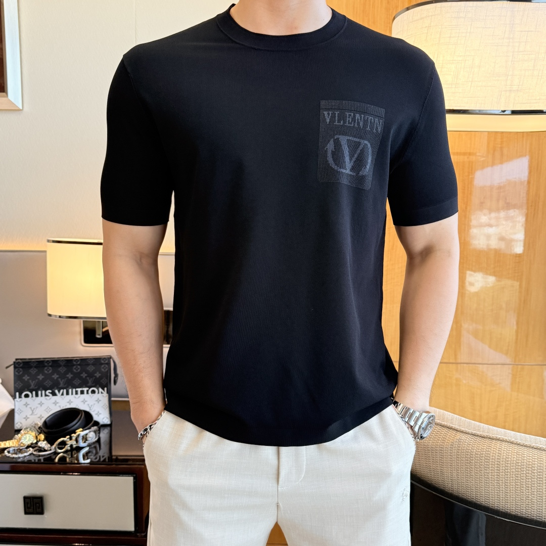NO:833601,Valentino - 2026ss Year of the Horse Spring and Summer's latest hot style high-quality knitted short-sleeved T-shirt, customized imported soft Yilite fabric, embellished with fashionable big-name element logos, breathable fabric, delicate and soft texture, cool and smooth next to the body. Moisture-wicking, simple and elegant yet fashionable, three-dimensional tailoring, super stylish upper body!  A must-have for fashionistas, sizes M-3XL, can be worn up to 190 pounds!  ,,valentino,T-shirt,tees,t-shirt,19860909华伦天奴 - 2026ss马年春夏最新大爆款精品针织短袖T恤,定制进口轻柔伊力特面料,时尚大牌元素logo点缀,会呼吸的面料,质感细腻柔软,贴身冰爽顺滑.吸湿排汗,简约大方又不失时尚,版型立体裁剪,上身超有型！时尚潮人必备款 尺码M-3XL 最大可穿可穿190斤！,,valentino,T-shirt,tees，t-shirt,,Men's clothing