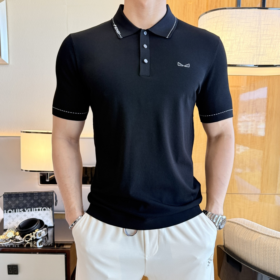 NO:835419,Fendi - 2026ss Year of the Horse Spring and Summer's latest hot style high-quality knitted short-sleeved T-shirt, customized imported soft Yilite fabric, embellished with fashionable big-name element logos, breathable fabric, delicate and soft texture, cool and smooth against the body. Moisture-wicking, simple and generous yet fashionable, three-dimensional tailoring, super stylish upper body!  A must-have for fashionistas, sizes M-3XL, can be worn up to 190 pounds!  ,,fendi,T-shirt,tees,t-shirt,19860909芬迪 - 2026ss马年春夏最新大爆款精品针织短袖T恤,定制进口轻柔伊力特面料,时尚大牌元素logo点缀,会呼吸的面料,质感细腻柔软,贴身冰爽顺滑.吸湿排汗,简约大方又不失时尚,版型立体裁剪,上身超有型！时尚潮人必备款 尺码M-3XL 最大可穿可穿190斤！,,fendi,T-shirt,tees，t-shirt,,Men's clothing