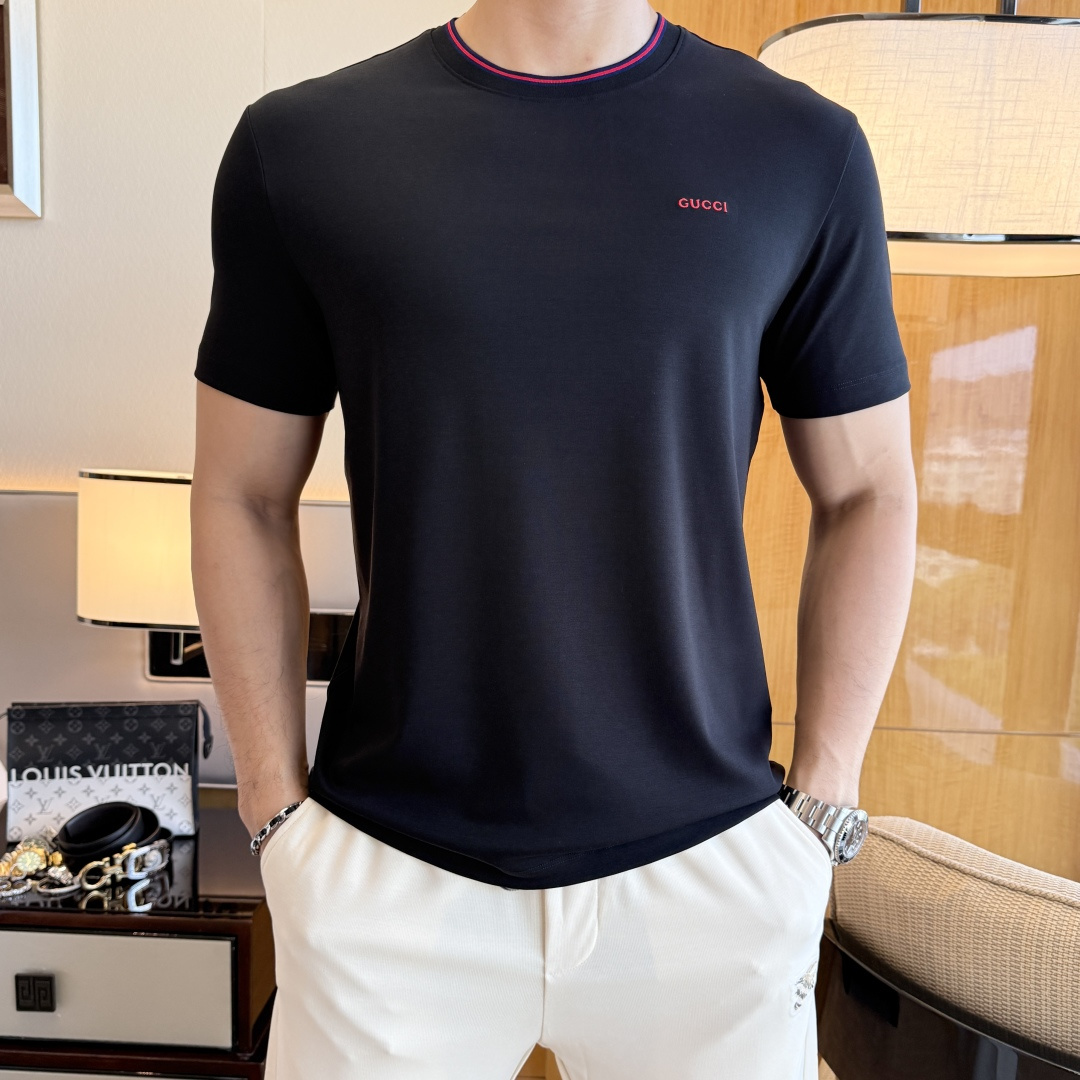 NO:840708,Gucci - 2026ss Year of the Horse spring and summer high-quality short-sleeved T-shirts. Official website synchronization. High-end quality. Customized top-grade mercerized cotton fabric, 1:1 production by top manufacturers, fashionable brand heavy craftsmanship logo design, soft and delicate feel. Skin-friendly and comfortable to wear. Versatile and casual. The upper body is very good. Handsome. A must-have for trendy men. Sizes M-3XL. Can wear up to 200 pounds!  ,,T-shirt,tees,t-shirt,19860909古奇 - 2026ss马年贺岁款春夏精品短袖T恤 官网同步 高端品质 定制顶级丝光棉面料,顶级大厂1:1制作,时尚大牌重工艺logo设计,手感柔软细腻 穿着亲肤舒适 百搭休闲 上身非常赞 帅气 潮男必备品 尺码M-3XL 最大可穿200斤！,,T-shirt,tees，t-shirt,,Men's clothing