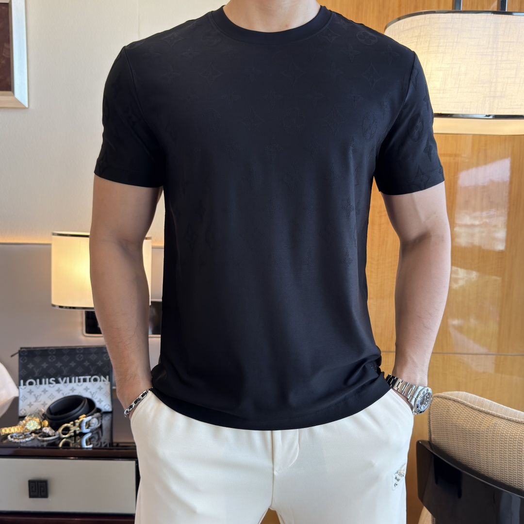 NO:840717,LV - 2026ss Spring and Summer high-quality short-sleeved T-shirt for the Year of the Horse, synchronized with the official website, high-end quality, customized top-grade mercerized cotton fabric, 1:1 production by top manufacturers, fashionable brand heavy craftsmanship logo design, soft and delicate feel, skin-friendly and comfortable to wear, versatile and casual, the upper body is very good, handsome, a must-have for trendy men, sizes M-3XL, can wear up to 200 pounds!  ,,louis vuitton,T-shirt,tees,t-shirt,19860909LV - 2026ss马年贺岁款春夏精品短袖T恤 官网同步 高端品质 定制顶级丝光棉面料,顶级大厂1:1制作,时尚大牌重工艺logo设计,手感柔软细腻 穿着亲肤舒适 百搭休闲 上身非常赞 帅气 潮男必备品 尺码M-3XL 最大可穿200斤！,,louis vuitton,T-shirt,tees，t-shirt,,Men's clothing