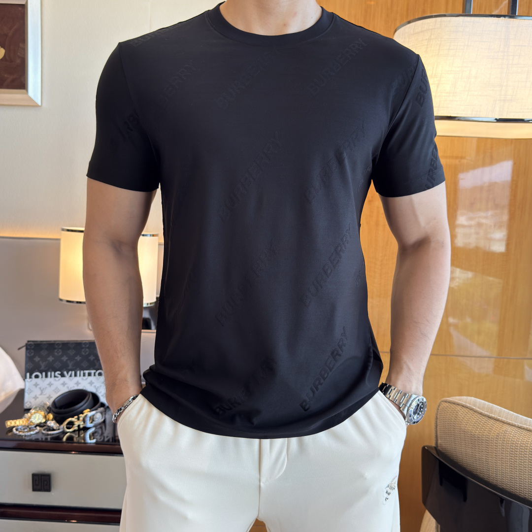 NO:840712,Burberry - 2026ss Year of the Horse Spring and Summer boutique short-sleeved T-shirt. Official website synchronization. High-end quality. Customized top-grade mercerized cotton fabric, 1:1 production by top manufacturers, fashionable brand heavy craftsmanship logo design, soft and delicate feel. Skin-friendly and comfortable to wear. Versatile and casual. The upper body is very good. Handsome. A must-have for trendy men. Size M-3XL. Can wear up to 200 pounds!  ,,burberry,T-shirt,tees,t-shirt,19860909巴宝莉 - 2026ss马年贺岁款春夏精品短袖T恤 官网同步 高端品质 定制顶级丝光棉面料,顶级大厂1:1制作,时尚大牌重工艺logo设计,手感柔软细腻 穿着亲肤舒适 百搭休闲 上身非常赞 帅气 潮男必备品 尺码M-3XL 最大可穿200斤！,,burberry,T-shirt,tees，t-shirt,,Men's clothing
