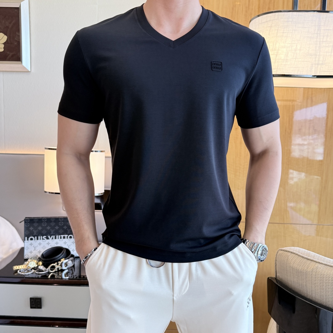 NO:840685,Miu Miu - 2026ss Spring and Summer high-quality short-sleeved T-shirt for the Year of the Horse, synchronized with the official website, high-end quality, customized top-grade mercerized cotton fabric, 1:1 production by top manufacturers, fashionable brand heavy craftsmanship logo design, soft and delicate feel, skin-friendly and comfortable to wear, versatile and casual, the upper body is very good, handsome, a must-have for trendy men, size M-3XL, can wear up to 200 pounds!  ,,T-shirt,tees,t-shirt,19860909谬谬 - 2026ss马年贺岁款春夏精品短袖T恤 官网同步 高端品质 定制顶级丝光棉面料,顶级大厂1:1制作,时尚大牌重工艺logo设计,手感柔软细腻 穿着亲肤舒适 百搭休闲 上身非常赞 帅气 潮男必备品 尺码M-3XL 最大可穿200斤！,,T-shirt,tees，t-shirt,,Men's clothing