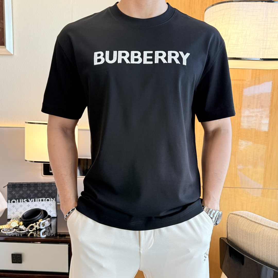 NO:840705,Burberry - 2026 Year of the Horse Spring and Summer new men's wide-edition short-sleeved T-shirt, urban casual style, a highly designed item, top-grade foreign merchants provide customized cotton fabrics, extremely comfortable and breathable, positive skin-friendly, subverting the comfort experience brought by traditional fabrics, exquisite craftsmanship and accessories. The brand LOGO pattern on the chest is made with unique craftsmanship, with strong style. Original tailoring, meticulous detail processing better highlights its quality. Loose size M-3XL  Can wear up to 210 pounds!  ,,burberry,T-shirt,tees,t-shirt,19860909巴宝莉 - 2026马年春夏新款男士阔版短袖T恤,都市休闲风格,极具设计感的一款单品,顶级外商客供定制棉面料,上手极微舒适透气,亲肤性积极,颠覆传统面料所带来的舒适体验,工艺辅料考究.胸前品牌LOGO图案以独特工艺制作而成,风格性极强.原版剪裁,一丝不苟细节处理更佳彰显其品质.宽松尺码M-3XL 最大可穿210斤！,,burberry,T-shirt,tees，t-shirt,,Men's clothing