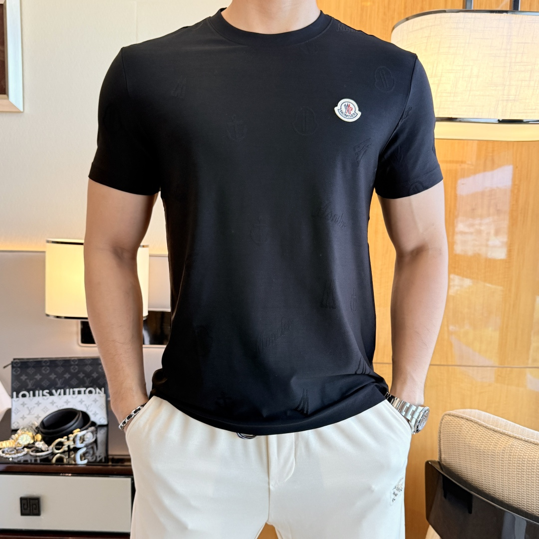 NO:846075,Mouth Mouth - 2026ss Year of the Horse spring and summer high-quality short-sleeved T-shirts. Official website synchronization. High-end quality. Customized top-grade mercerized cotton fabric, 1:1 production by top manufacturers, fashionable brand heavy craftsmanship logo design, soft and delicate feel. Skin-friendly and comfortable to wear. Versatile and casual. The upper body is very good. Handsome. A must-have for trendy men. Sizes M-3XL. Can wear up to 200 pounds!  ,,Moncler,T-shirt,tees,t-shirt,19860909蒙口 - 2026ss马年贺岁款春夏精品短袖T恤 官网同步 高端品质 定制顶级丝光棉面料,顶级大厂1:1制作,时尚大牌重工艺logo设计,手感柔软细腻 穿着亲肤舒适 百搭休闲 上身非常赞 帅气 潮男必备品 尺码M-3XL 最大可穿200斤！,,Moncler,T-shirt,tees，t-shirt,,Men's clothing