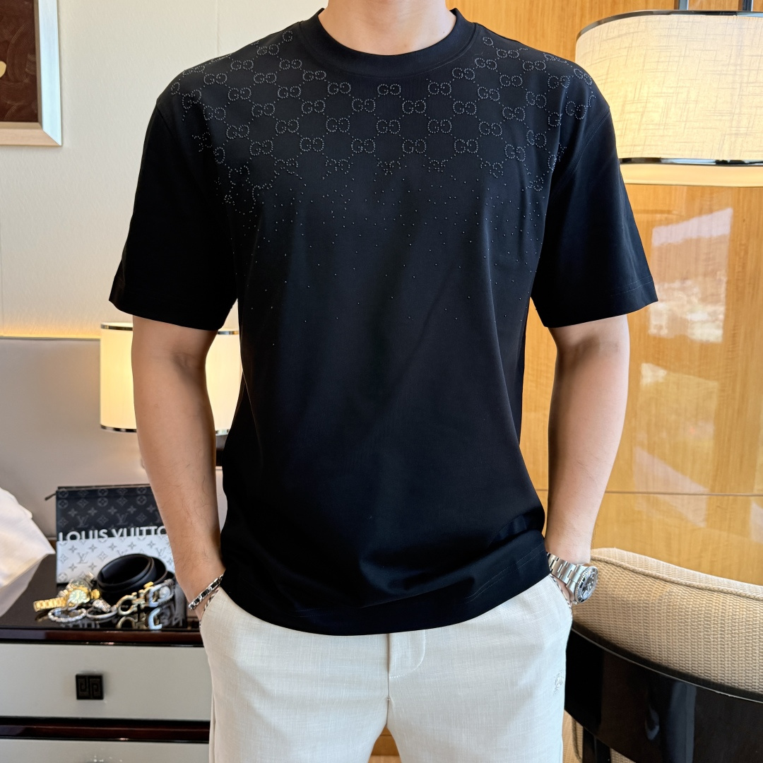 NO:840693,Gucci - 2026 Year of the Horse spring and summer new men's wide-edition short-sleeved T-shirt, urban casual style, a highly designed item, top-grade foreign merchants provide customized cotton fabrics, extremely comfortable and breathable, positive skin-friendly, subverting the comfort experience brought by traditional fabrics, exquisite craftsmanship and accessories. The brand LOGO pattern on the chest is made with unique craftsmanship, with strong style. Original tailoring, meticulous detail processing better highlights its quality. Loose size M-3XL  The maximum weight you can wear!  ,,T-shirt,tees,t-shirt,19860909古奇 - 2026马年春夏新款男士阔版短袖T恤,都市休闲风格,极具设计感的一款单品,顶级外商客供定制棉面料,上手极微舒适透气,亲肤性积极,颠覆传统面料所带来的舒适体验,工艺辅料考究.胸前品牌LOGO图案以独特工艺制作而成,风格性极强.原版剪裁,一丝不苟细节处理更佳彰显其品质.宽松尺码M-3XL 最大可穿斤！,,T-shirt,tees，t-shirt,,Men's clothing