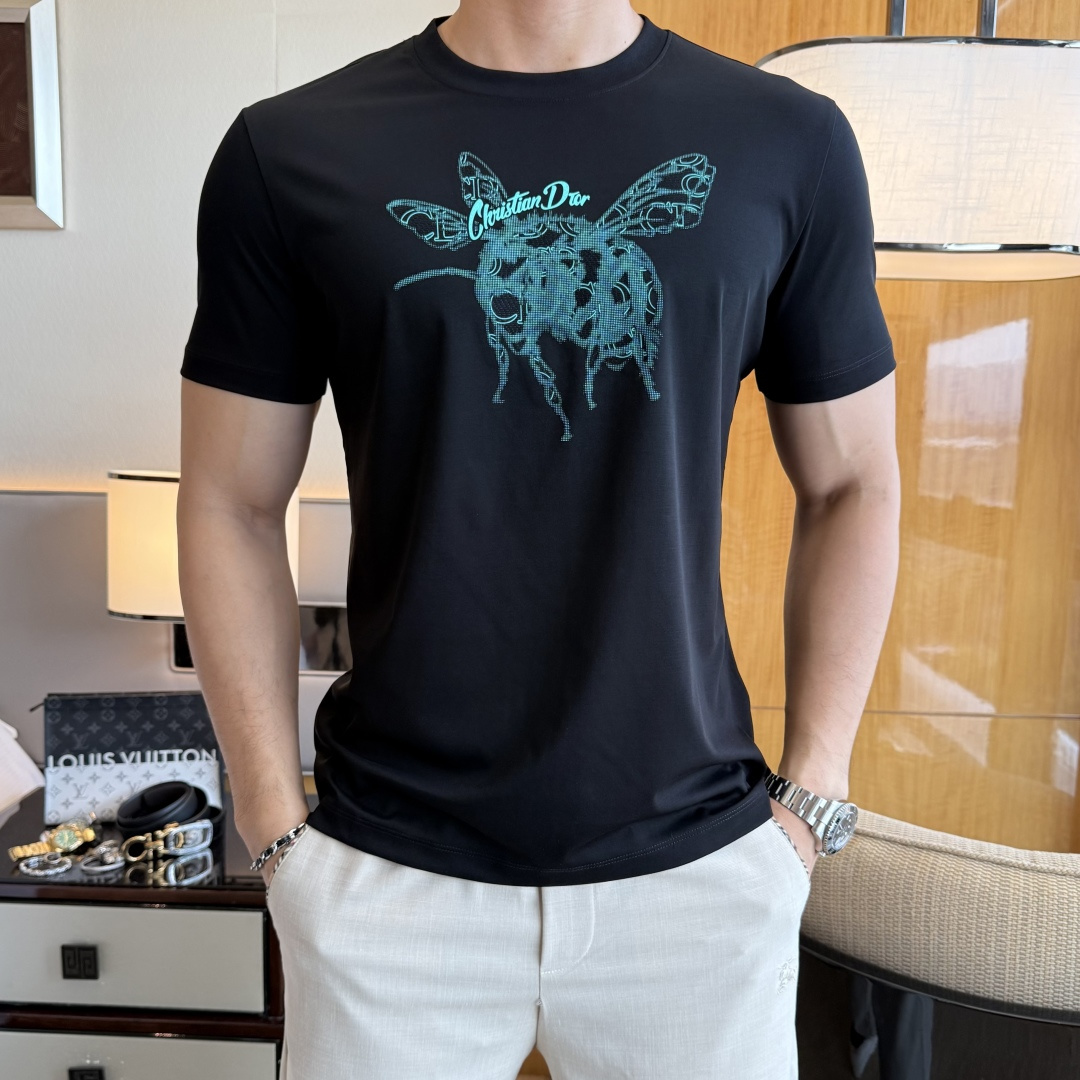 NO:840681,Dior - 2026ss Year of the Horse spring and summer high-quality short-sleeved T-shirt. Official website synchronization. High-end quality. Customized top-grade mercerized cotton fabric, 1:1 production by top manufacturers, fashionable brand heavy craftsmanship logo design, soft and delicate feel. Skin-friendly and comfortable to wear. Versatile and casual. The upper body is very good. Handsome. A must-have for trendy men. Sizes M-3XL. Can wear up to 200 pounds!  ,,dior,T-shirt,tees,t-shirt,19860909迪奥 - 2026ss马年贺岁款春夏精品短袖T恤 官网同步 高端品质 定制顶级丝光棉面料,顶级大厂1:1制作,时尚大牌重工艺logo设计,手感柔软细腻 穿着亲肤舒适 百搭休闲 上身非常赞 帅气 潮男必备品 尺码M-3XL 最大可穿200斤！,,dior,T-shirt,tees，t-shirt,,Men's clothing