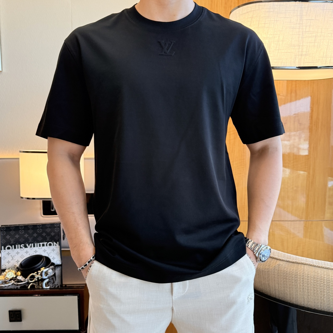 NO:840697,LV - 2026 Year of the Horse spring and summer new men's wide-edition short-sleeved T-shirt, urban casual style, a highly designed item, top-grade foreign merchants provide customized cotton fabrics, extremely comfortable and breathable, positive skin-friendly, subverting the comfort experience brought by traditional fabrics, exquisite craftsmanship and accessories. The brand LOGO pattern on the chest is made with unique craftsmanship, with strong style. Original tailoring, meticulous detail processing better highlights its quality. Loose size M-3XL  Can wear up to 210 pounds!  ,,louis vuitton,T-shirt,tees,t-shirt,19860909LV - 2026马年春夏新款男士阔版短袖T恤,都市休闲风格,极具设计感的一款单品,顶级外商客供定制棉面料,上手极微舒适透气,亲肤性积极,颠覆传统面料所带来的舒适体验,工艺辅料考究.胸前品牌LOGO图案以独特工艺制作而成,风格性极强.原版剪裁,一丝不苟细节处理更佳彰显其品质.宽松尺码M-3XL 最大可穿210斤！,,louis vuitton,T-shirt,tees，t-shirt,,Men's clothing