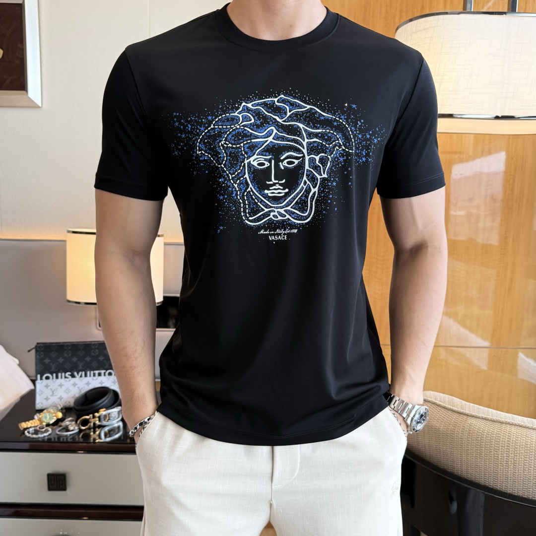 NO:849229,Versace - 2026ss Year of the Horse spring and summer high-quality short-sleeved T-shirts. Official website synchronization. High-end quality. Customized top-grade mercerized cotton fabric, 1:1 production by top manufacturers, fashionable brand heavy craftsmanship logo design, soft and delicate feel. Skin-friendly and comfortable to wear. Versatile and casual. The upper body is very good. Handsome. A must-have for trendy men. Sizes M-3XL. Can wear up to 200 pounds!  ,,versace,T-shirt,tees,t-shirt,19860909范思哲 - 2026ss马年贺岁款春夏精品短袖T恤 官网同步 高端品质 定制顶级丝光棉面料,顶级大厂1:1制作,时尚大牌重工艺logo设计,手感柔软细腻 穿着亲肤舒适 百搭休闲 上身非常赞 帅气 潮男必备品 尺码M-3XL 最大可穿200斤！,,versace,T-shirt,tees，t-shirt,,Men's clothing