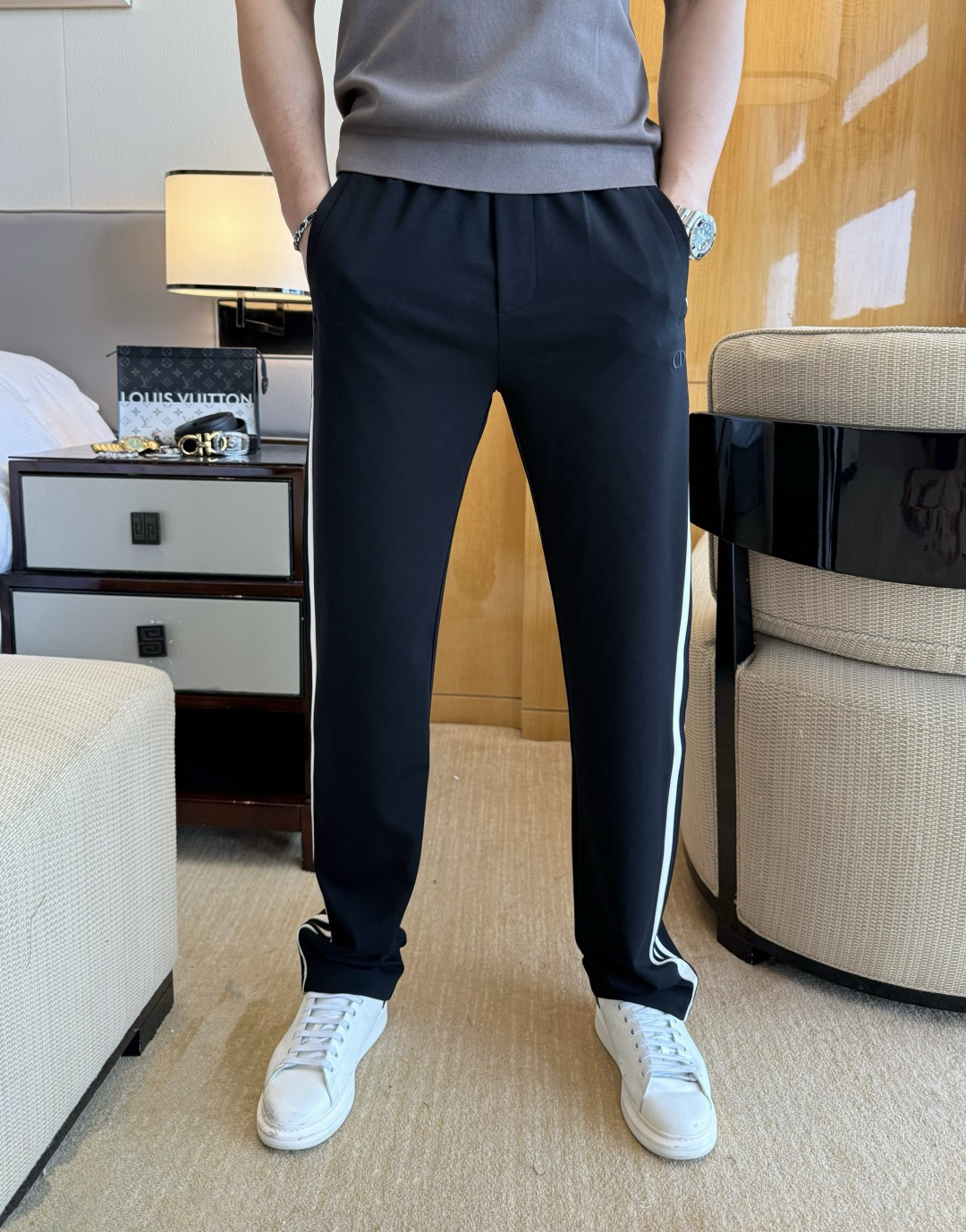 NO:836724,Dior - 2026ss Spring and Summer 2026 Year of the Horse casual pants are a hot trend at the counters. This season's must-have versatile style, the upper body is very outstanding, super versatile style, 1:1 replica of the original version, complete with three labels!  The counter is designed with the latest fashion elements, imported custom-woven high-quality European cotton fabrics, with super good styles, a must-have for casual fashion!  Highly recommended, sizes 29-38, dior,19860909迪奥 - 2026ss马年春夏专柜同步大爆款休闲裤,本季必入百搭款式,上身极为出挑,超级百搭款 ,原版1:1复刻,三标齐全！专柜最新时尚元素设计,进口定织高品质欧棉面料,版型超好,休闲时尚必备！强烈推荐款 尺码 29-38,,dior,,Men's clothing