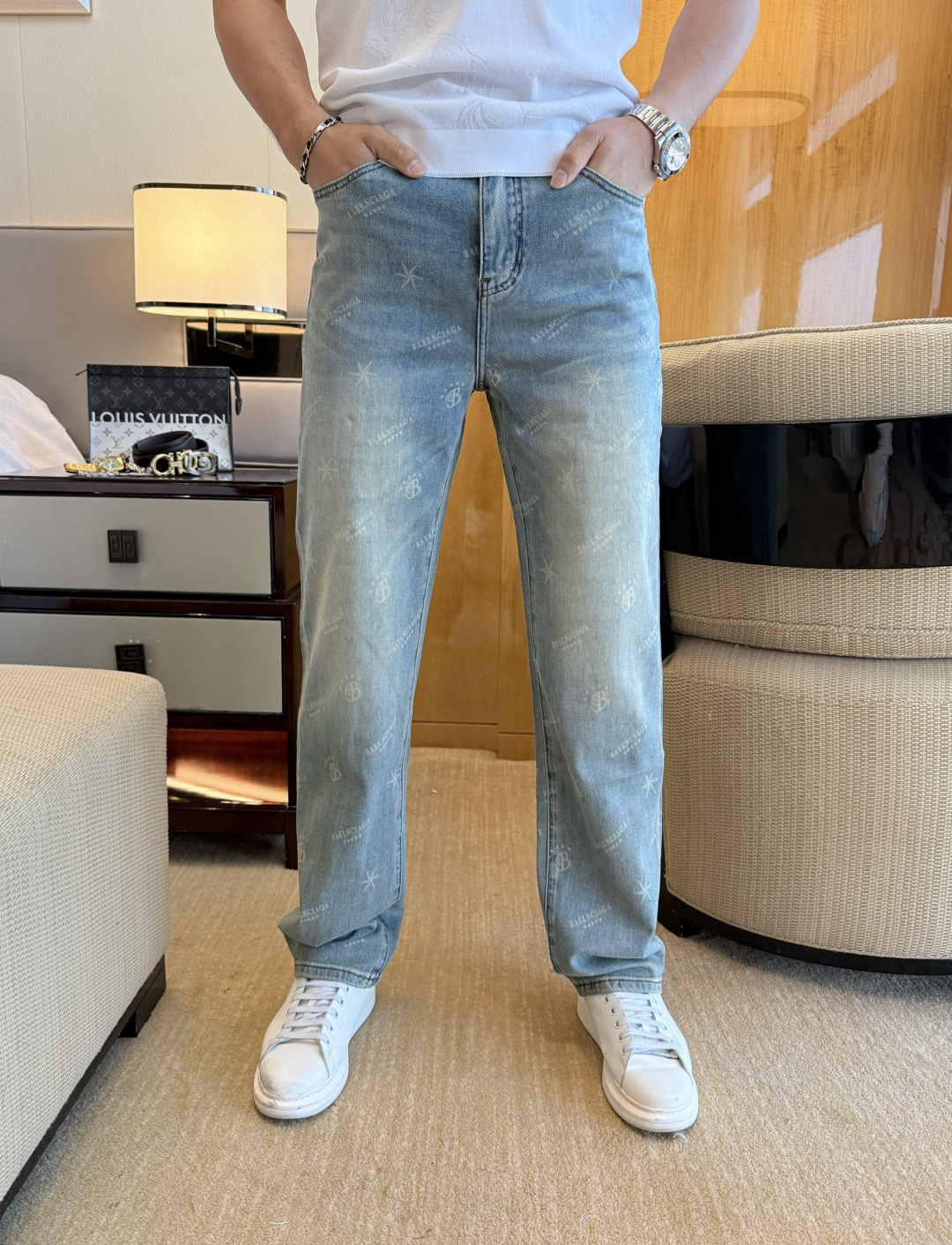NO:843571,Balenciaga - 2026ss spring and summer hot-selling jeans for the Year of the Horse. Made from original 1:1, perfect for daily necessities, simple and stylish, custom imported denim fabric, heavy washing process, complex workmanship and exquisite craftsmanship. Easily cater to the needs of the four seasons, soft and elastic to the touch, smooth and neat, original accessories and hardware, comfortable upper body, very easy to wear and durable, size 29-36,, balenciaga, jeans,19860909巴黎世家 - 2026ss马年春夏大爆款牛仔裤.原单1:1制作,日常必备的完美之选,简单大气亦时尚有型,定制进口丹宁面料 ,重工洗水工艺,做工复杂工艺精湛.轻松迎合四季需要,手感柔软带弹力,流畅利落,原版辅料五金,上身舒适非常易搭耐看码数29-36,,balenciaga,jeans,,Men's clothing