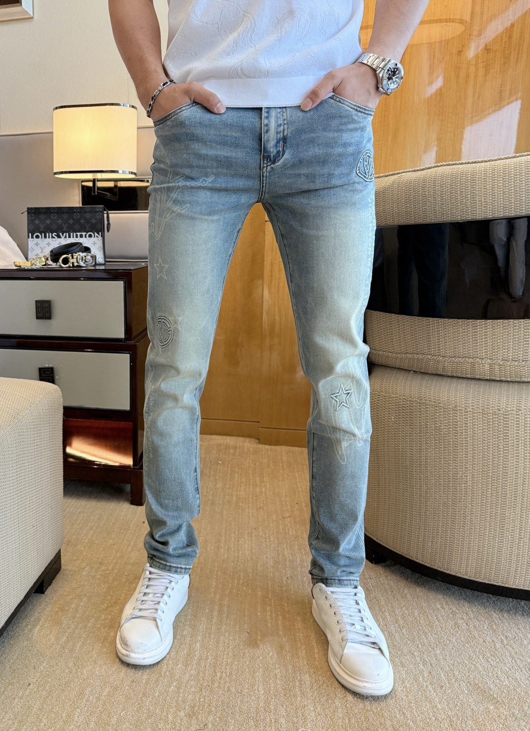NO:843570,Valentino - 2026ss hot spring and summer jeans for the Year of the Horse. Original 1:1 production, the perfect choice for daily necessities, simple and elegant, fashionable and stylish, customized imported denim fabric, heavy washing process, complex workmanship and exquisite craftsmanship. Easily cater to the needs of the four seasons, soft and stretchy feel, smooth and neat, original accessories and hardware, comfortable upper body, very easy to wear and durable, size 29-36,,valentino,jeans,19860909华伦天奴 - 2026ss马年春夏大爆款牛仔裤.原单1:1制作,日常必备的完美之选,简单大气亦时尚有型,定制进口丹宁面料 ,重工洗水工艺,做工复杂工艺精湛.轻松迎合四季需要,手感柔软带弹力,流畅利落,原版辅料五金,上身舒适非常易搭耐看码数29-36,,valentino,jeans,,Men's clothing