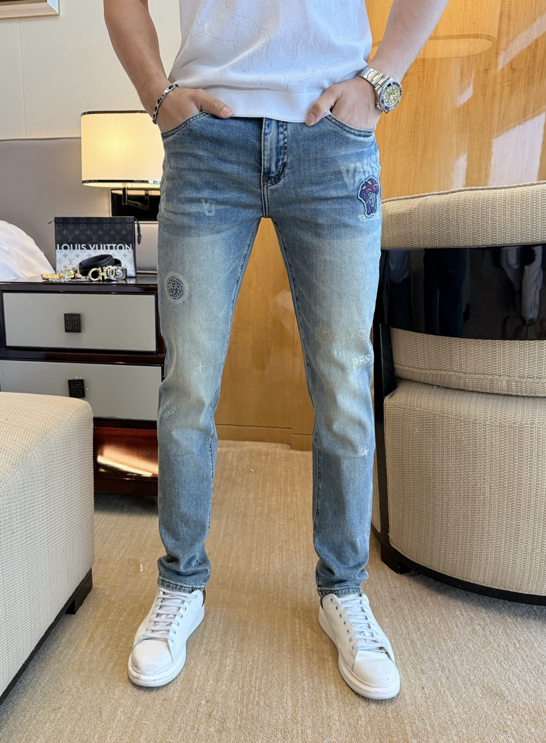 NO:843574,Versace - 2026ss hot spring and summer jeans for the Year of the Horse. Original 1:1 production, a perfect choice for daily necessities, simple and elegant, fashionable and stylish, customized imported denim fabric, heavy washing process, complex workmanship and exquisite craftsmanship. Easily cater to the needs of the four seasons, soft and elastic to the touch, smooth and neat, original accessories and hardware, comfortable upper body, very easy to wear and durable, size 29-36, versace, jeans,19860909范思哲 - 2026ss马年春夏大爆款牛仔裤.原单1:1制作,日常必备的完美之选,简单大气亦时尚有型,定制进口丹宁面料 ,重工洗水工艺,做工复杂工艺精湛.轻松迎合四季需要,手感柔软带弹力,流畅利落,原版辅料五金,上身舒适非常易搭耐看码数29-36,,versace,jeans,,Men's clothing