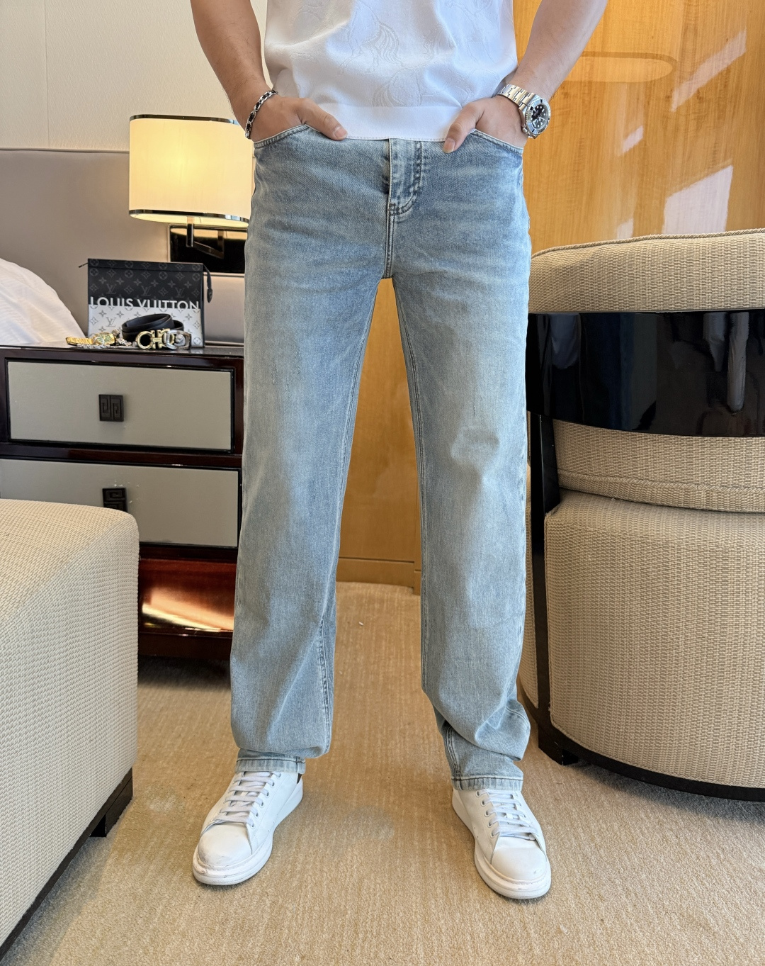 NO:843568,Burberry - 2026ss hot spring and summer jeans for the Year of the Horse. Original 1:1 production, a perfect choice for daily essentials, simple and elegant, fashionable and stylish, customized imported denim fabric, heavy washing process, complex workmanship and exquisite craftsmanship. Easily cater to the needs of the four seasons, soft and elastic to the touch, smooth and neat, original accessories and hardware, comfortable upper body, very easy to wear and durable, size 29-36,, burberry, jeans,19860909巴宝莉 - 2026ss马年春夏大爆款牛仔裤.原单1:1制作,日常必备的完美之选,简单大气亦时尚有型,定制进口丹宁面料 ,重工洗水工艺,做工复杂工艺精湛.轻松迎合四季需要,手感柔软带弹力,流畅利落,原版辅料五金,上身舒适非常易搭耐看码数29-36,,burberry,jeans,,Men's clothing
