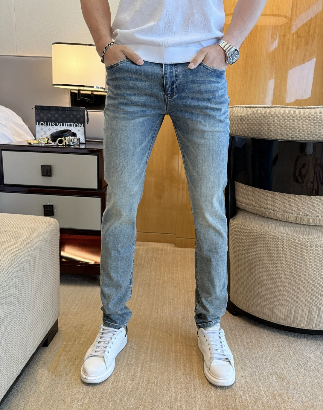 NO:843565,LV - 2026ss hot spring and summer jeans for the Year of the Horse. Made from original 1:1, perfect for daily use, simple and stylish, custom imported denim fabric, heavy washing process, complex workmanship and exquisite craftsmanship. Easily cater to the needs of the four seasons, soft and elastic to the touch, smooth and neat, original accessories and hardware, comfortable upper body, very easy to wear and durable, size 29-36,, louis vuitton, jeans,19860909LV - 2026ss马年春夏大爆款牛仔裤.原单1:1制作,日常必备的完美之选,简单大气亦时尚有型,定制进口丹宁面料 ,重工洗水工艺,做工复杂工艺精湛.轻松迎合四季需要,手感柔软带弹力,流畅利落,原版辅料五金,上身舒适非常易搭耐看码数29-36,,louis vuitton,jeans,,Men's clothing