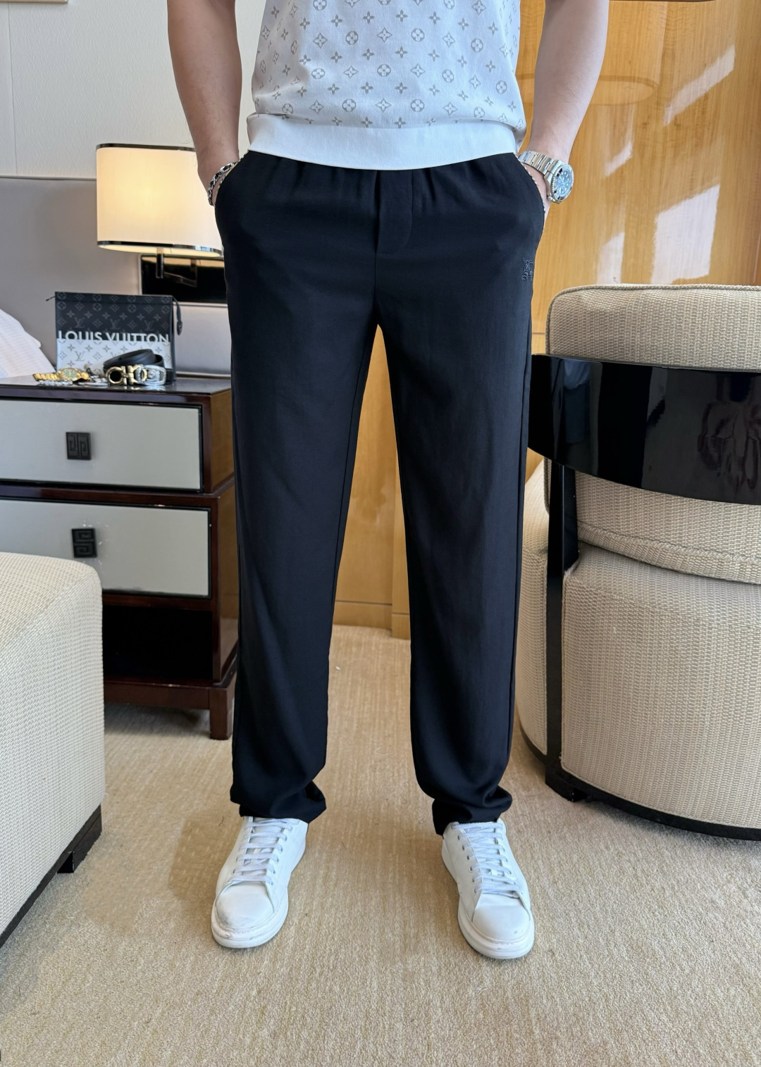 NO:836730,Burberry - 2026ss Year of the Horse spring and summer counters are simultaneously popular casual pants. This season's must-have versatile style, the upper body is extremely outstanding, super versatile style, the original version is reproduced 1:1, complete with three labels!  The counter is designed with the latest fashion elements, imported custom-woven high-quality European cotton fabrics, with super good styles, a must-have for casual fashion!  Highly recommended, sizes 29-38, burberry,19860909巴宝莉 - 2026ss马年春夏专柜同步大爆款休闲裤,本季必入百搭款式,上身极为出挑,超级百搭款 ,原版1:1复刻,三标齐全！专柜最新时尚元素设计,进口定织高品质欧棉面料,版型超好,休闲时尚必备！强烈推荐款 尺码 29-38,,burberry,,Men's clothing