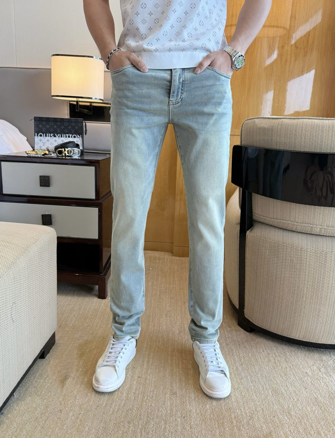 NO:843557,Burberry - 2026ss hot spring and summer jeans for the Year of the Horse. Original 1:1 production, a perfect choice for daily essentials, simple and elegant, fashionable and stylish, customized imported denim fabric, heavy washing process, complex workmanship and exquisite craftsmanship. Easily cater to the needs of the four seasons, soft and elastic to the touch, smooth and neat, original accessories and hardware, comfortable upper body, very easy to wear and durable, size 29-38,, burberry, jeans,19860909巴宝莉 - 2026ss马年春夏大爆款牛仔裤.原单1:1制作,日常必备的完美之选,简单大气亦时尚有型,定制进口丹宁面料 ,重工洗水工艺,做工复杂工艺精湛.轻松迎合四季需要,手感柔软带弹力,流畅利落,原版辅料五金,上身舒适非常易搭耐看码数29-38,,burberry,jeans,,Men's clothing