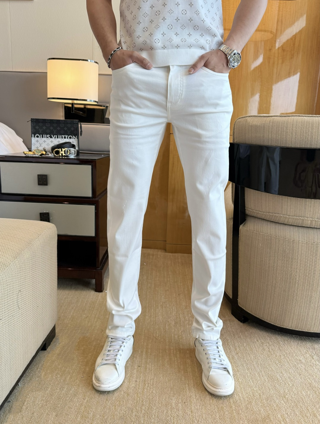 NO:843560,LP Noyo - 2026ss hot spring and summer jeans for the Year of the Horse. Made from original 1:1, perfect for daily use, simple and stylish, custom imported denim fabric, heavy washing process, complex workmanship and exquisite craftsmanship. Easily cater to the needs of the four seasons, soft and elastic to the touch, smooth and neat, original accessories and hardware, comfortable upper body, very easy to wear and durable, size 29-38, loro piana, jeans,19860909LP诺悠 - 2026ss马年春夏大爆款牛仔裤.原单1:1制作,日常必备的完美之选,简单大气亦时尚有型,定制进口丹宁面料 ,重工洗水工艺,做工复杂工艺精湛.轻松迎合四季需要,手感柔软带弹力,流畅利落,原版辅料五金,上身舒适非常易搭耐看码数29-38,,loro piana,jeans,,Men's clothing