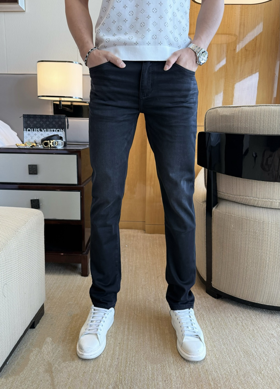 NO:843563,Prada - 2026ss hot spring and summer jeans for the Year of the Horse. Original 1:1 production, a perfect choice for daily necessities, simple and stylish, custom imported denim fabric, heavy washing process, complex workmanship and exquisite craftsmanship. Easily cater to the needs of the four seasons, soft and elastic to the touch, smooth and neat, original accessories and hardware, comfortable upper body, very easy to wear and durable, size 29-38,, prada,jeans,19860909普拉达 - 2026ss马年春夏大爆款牛仔裤.原单1:1制作,日常必备的完美之选,简单大气亦时尚有型,定制进口丹宁面料 ,重工洗水工艺,做工复杂工艺精湛.轻松迎合四季需要,手感柔软带弹力,流畅利落,原版辅料五金,上身舒适非常易搭耐看码数29-38,,prada,jeans,,Men's clothing